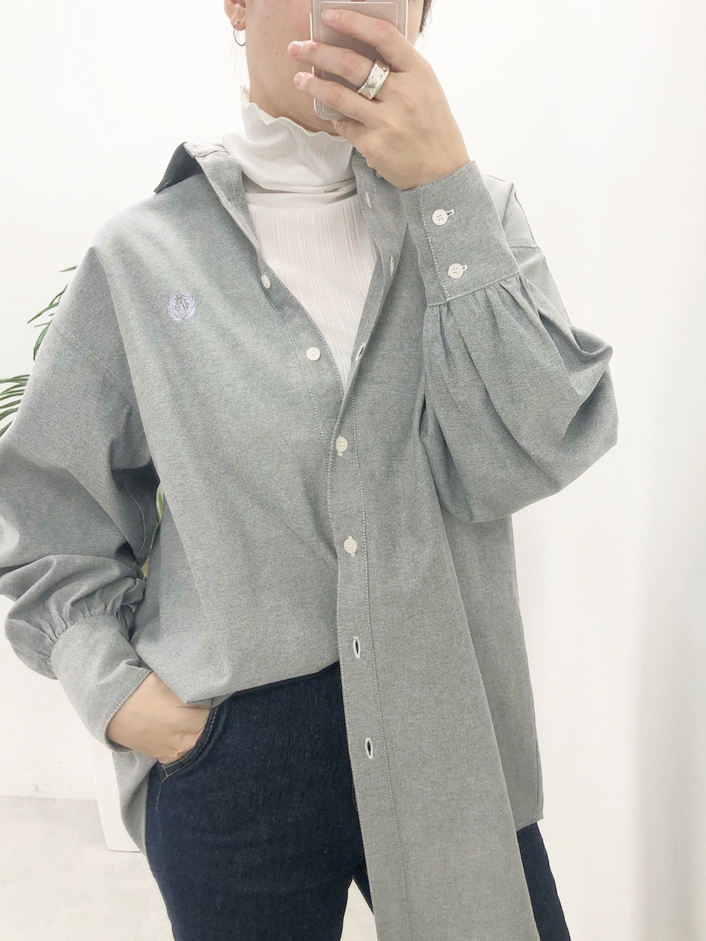 ブラック系のシャツ/ブラウス、ブラック系のショルダーバッグ、ブラック系のブーツを着用したレディースの冬コーディネートの2枚目の写真