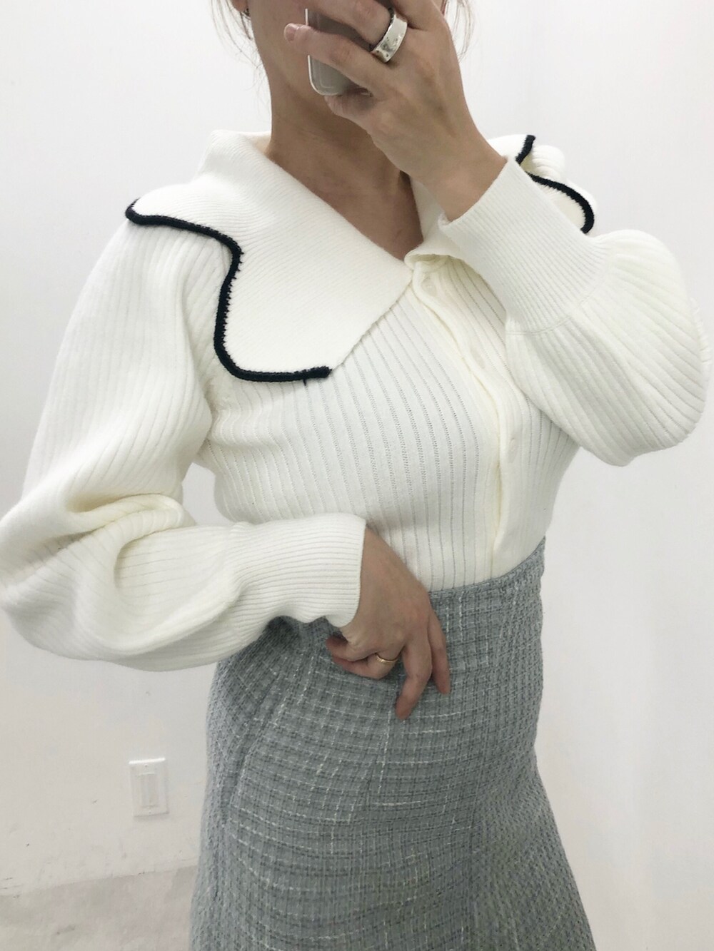 ブルー系のスカート、ホワイト系のカーディガン/ボレロ、ホワイト系のブーツを着用したレディースの秋コーディネートの3枚目の写真