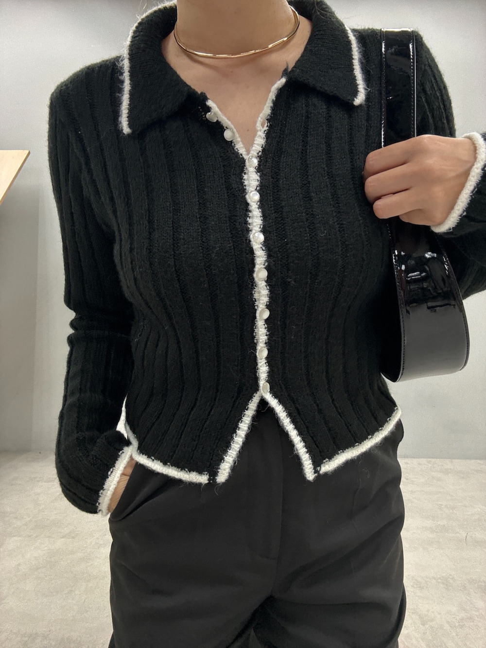 ブラック系のスラックス、ブラック系のカーディガン/ボレロを着用したレディースの秋コーディネートの3枚目の写真