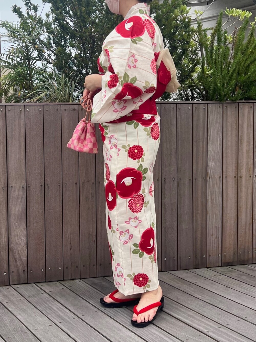 ホワイト系の浴衣を着用したレディースの夏コーディネートの3枚目の写真