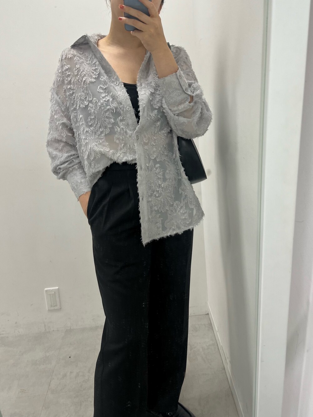 ブラック系のスラックス、グレー系のシャツ/ブラウス、ブラック系のローファーを着用したレディースの夏コーディネートの2枚目の写真