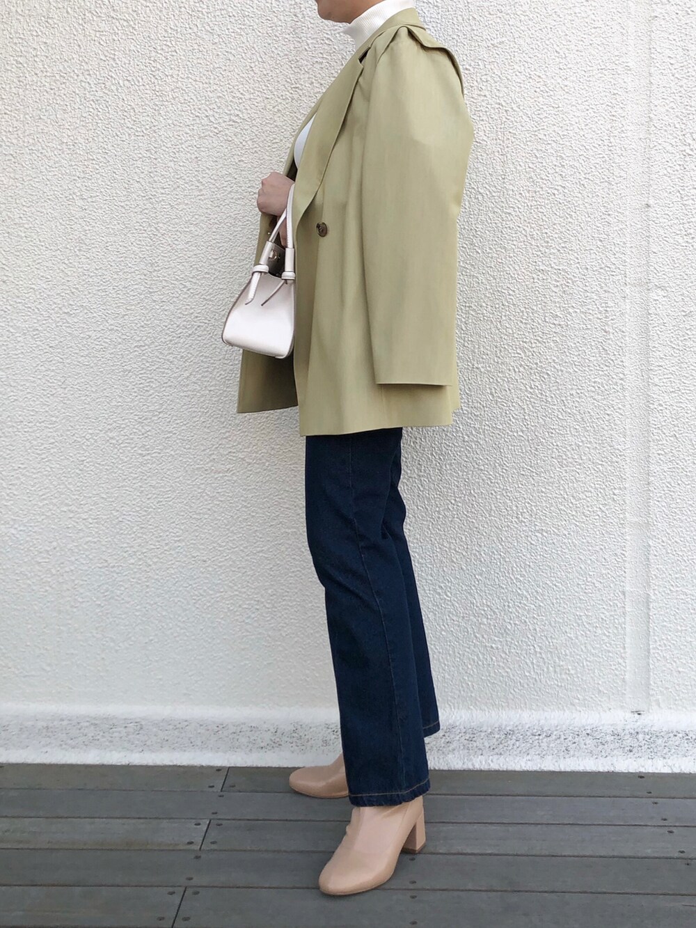 ホワイト系のショルダーバッグ、ホワイト系のTシャツ/カットソー、イエロー系のテーラードジャケットを着用したレディースの冬コーディネートの2枚目の写真