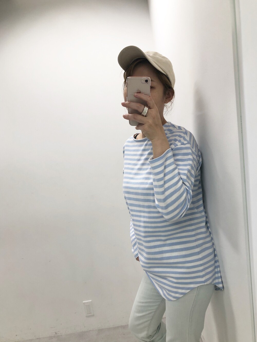 ブルー系のTシャツ/カットソー、ベージュ系のキャップを着用したレディースの秋コーディネートの2枚目の写真