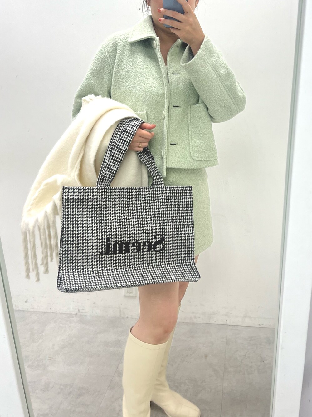 グリーン系のスカート、グリーン系のその他アウター、ホワイト系のトートバッグを着用したレディースの夏コーディネートの2枚目の写真