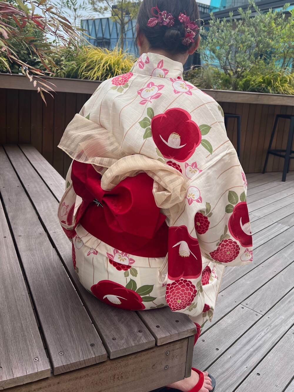 ホワイト系の浴衣を着用したレディースの夏コーディネートの6枚目の写真