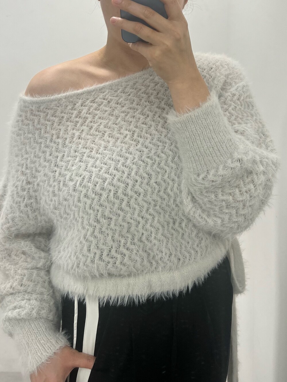 ブラック系のショルダーバッグ、ブラック系のサンダル、グレー系のニット/セーターを着用したレディースの夏コーディネートの2枚目の写真