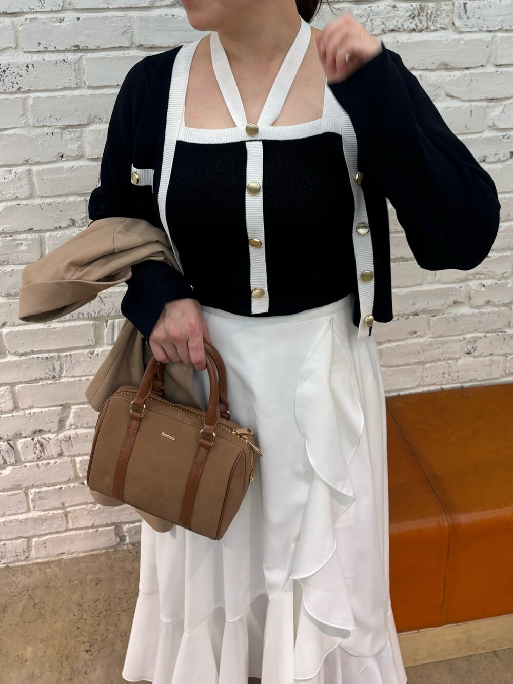 イエロー系のボストンバッグ、ブルー系のキャミソール、ブルー系のカーディガン/ボレロを着用したレディースの冬コーディネートの3枚目の写真