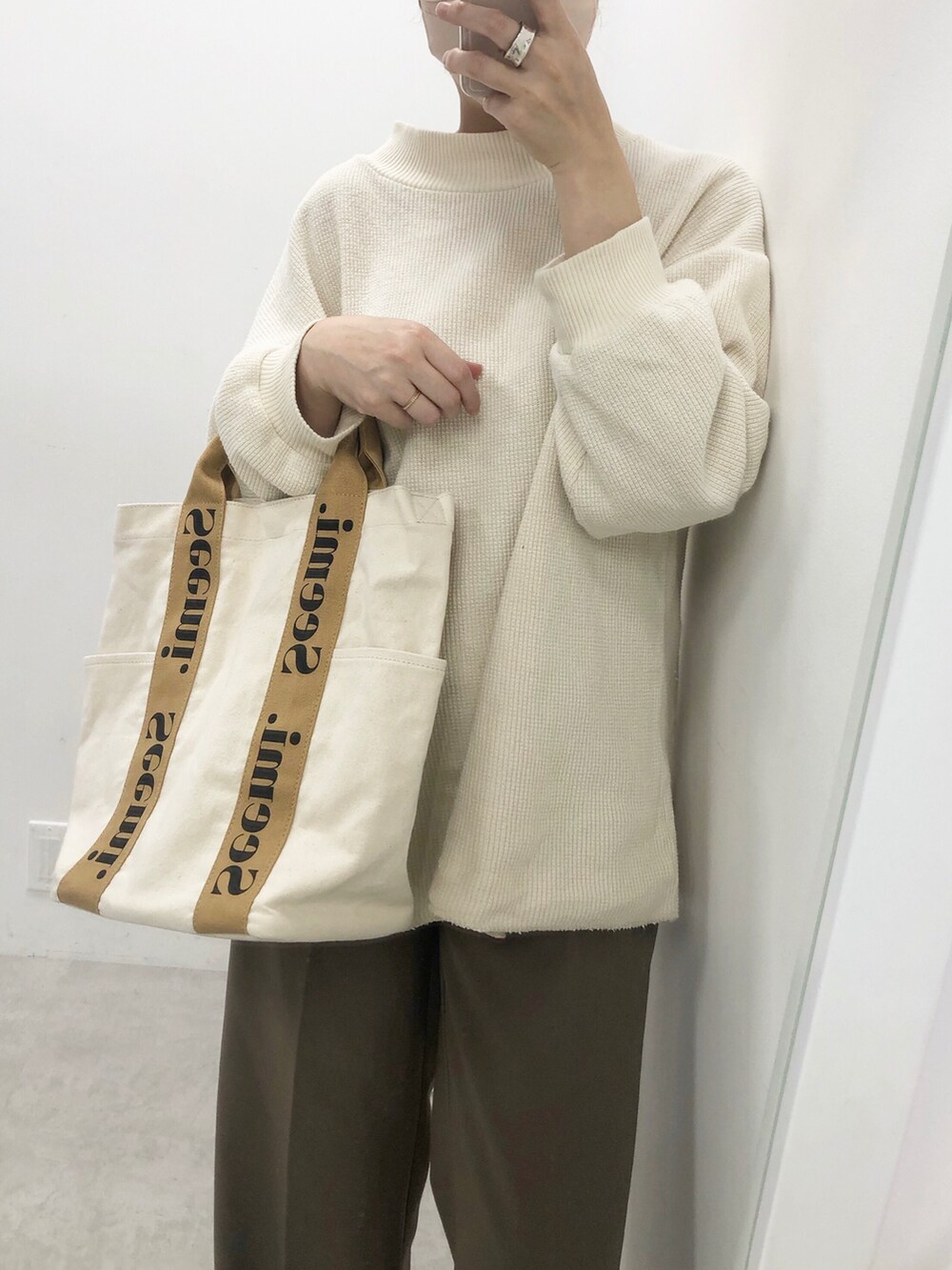 ホワイト系のショルダーバッグ、ホワイト系のTシャツ/カットソーを着用したレディースの秋コーディネートの2枚目の写真