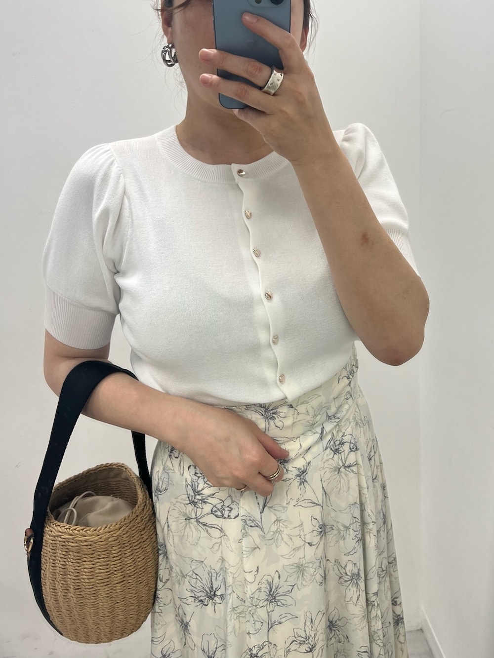 その他のスカート、ホワイト系のショルダーバッグ、ホワイト系のカーディガン/ボレロを着用したレディースの春コーディネートの2枚目の写真