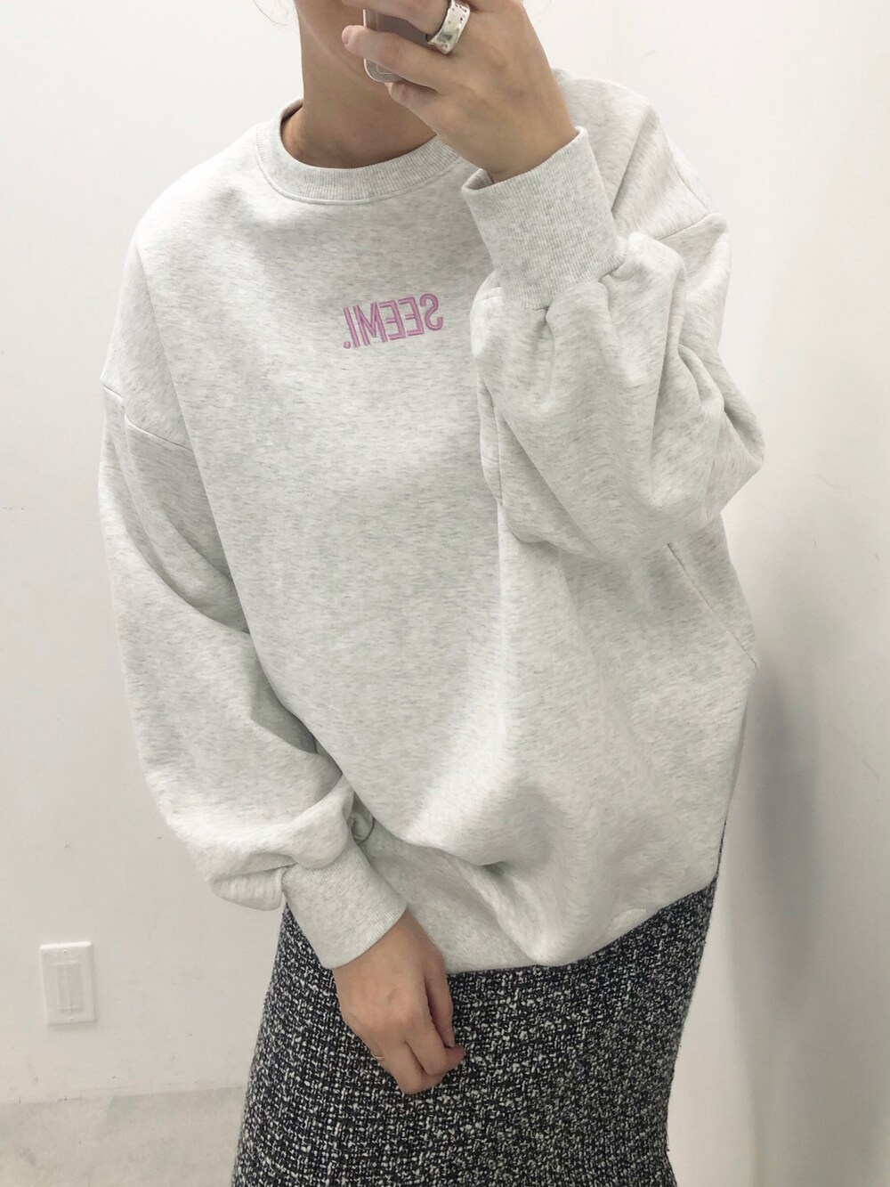 ベージュ系のTシャツ/カットソー、ブルー系のスカート、ホワイト系のスニーカーを着用したレディースの秋コーディネートの2枚目の写真