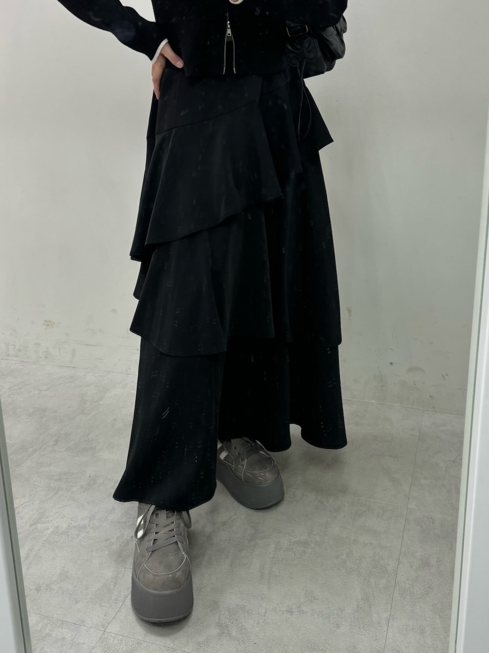 ブラック系のスカート、ブラック系のニット/セーター、グレー系のスニーカーを着用したレディースの秋コーディネートの6枚目の写真