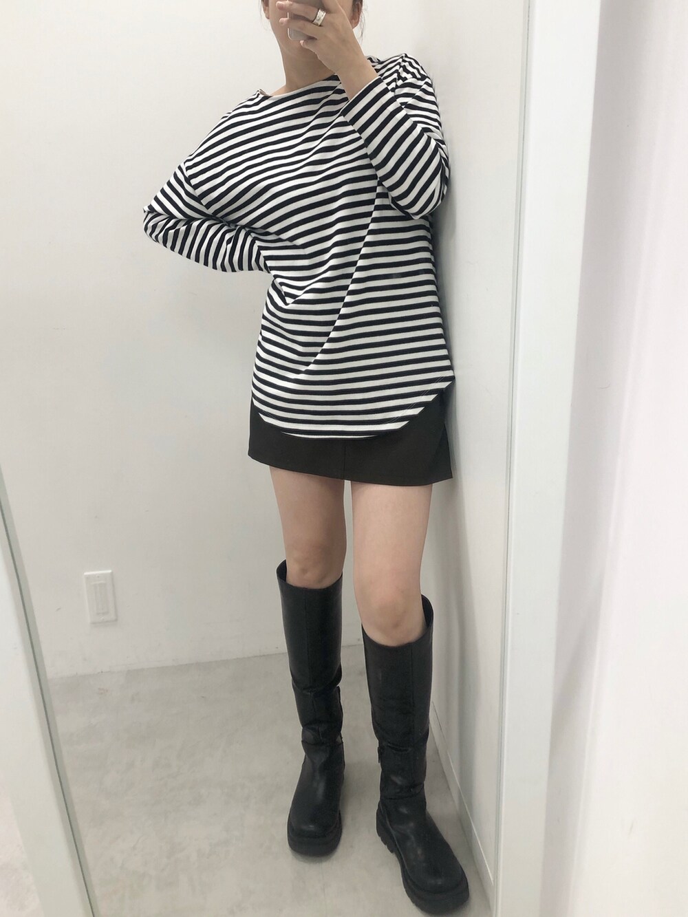 ブルー系のTシャツ/カットソー、ホワイト系のその他パンツ、ブラック系のブーツを着用したレディースの冬コーディネートの4枚目の写真