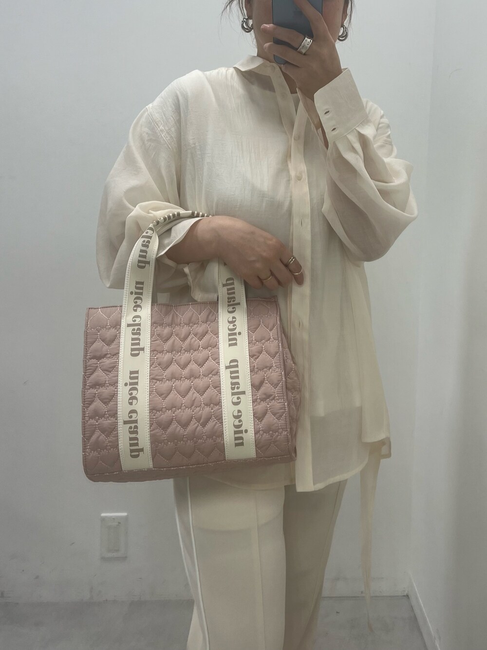 ホワイト系のスウェットパンツ、ホワイト系のシャツ/ブラウス、ピンク系のトートバッグを着用したレディースの春コーディネートの2枚目の写真