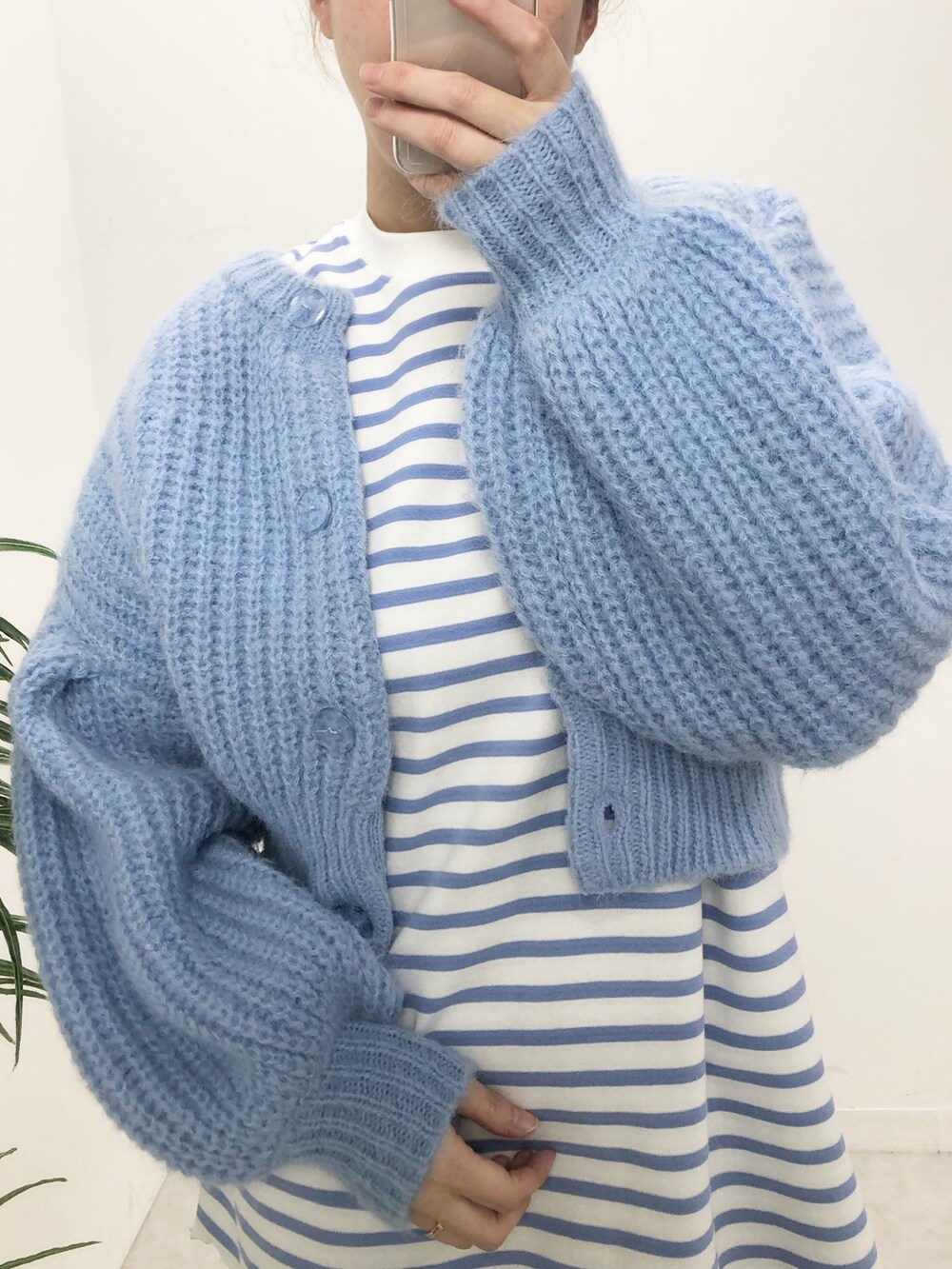 ブルー系のカーディガン/ボレロ、ブルー系のTシャツ/カットソー、ブラック系のスカートを着用したレディースの冬コーディネートの2枚目の写真