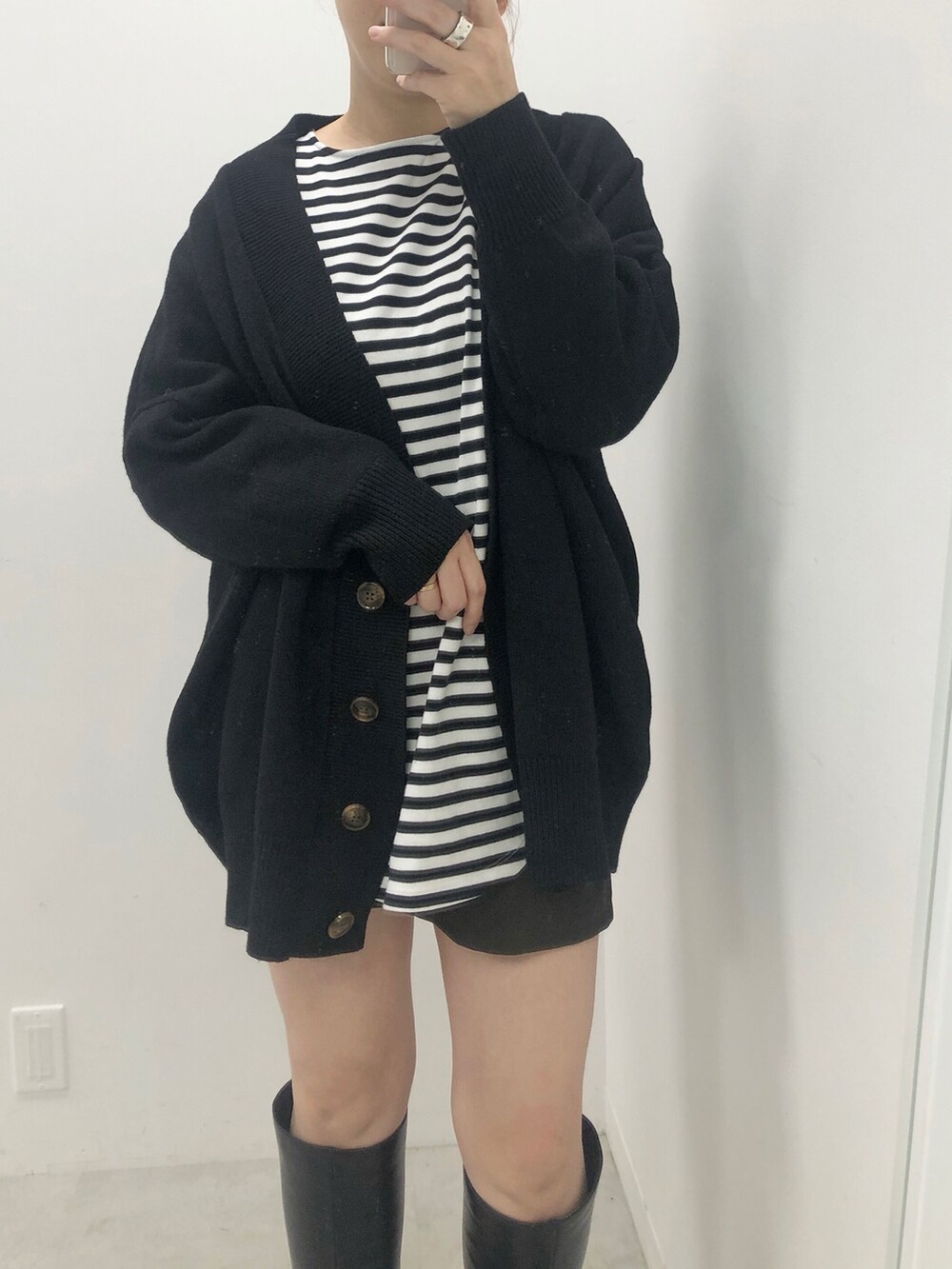 ブラック系のブーツ、ブラック系のカーディガン/ボレロ、ブルー系のTシャツ/カットソーを着用したレディースの冬コーディネートの2枚目の写真