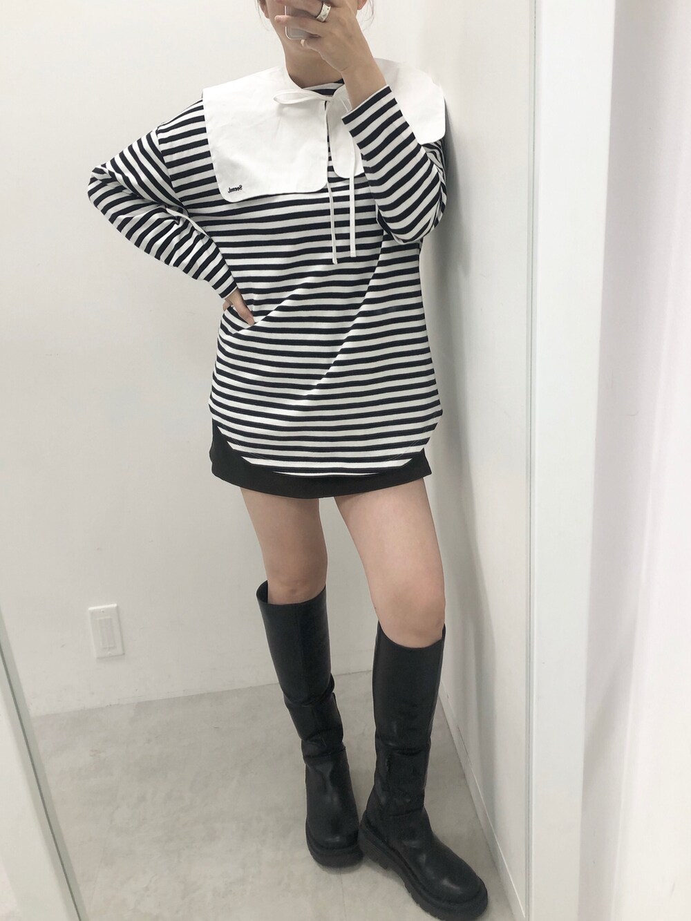 ブルー系のTシャツ/カットソー、ホワイト系のその他パンツ、ブラック系のブーツを着用したレディースの冬コーディネートの2枚目の写真