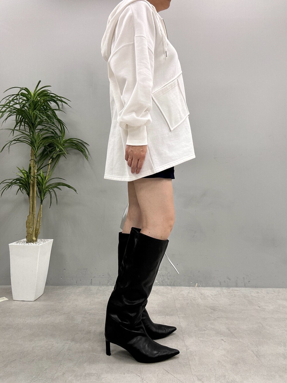 ホワイト系のパーカーを着用したレディースの秋コーディネートの2枚目の写真