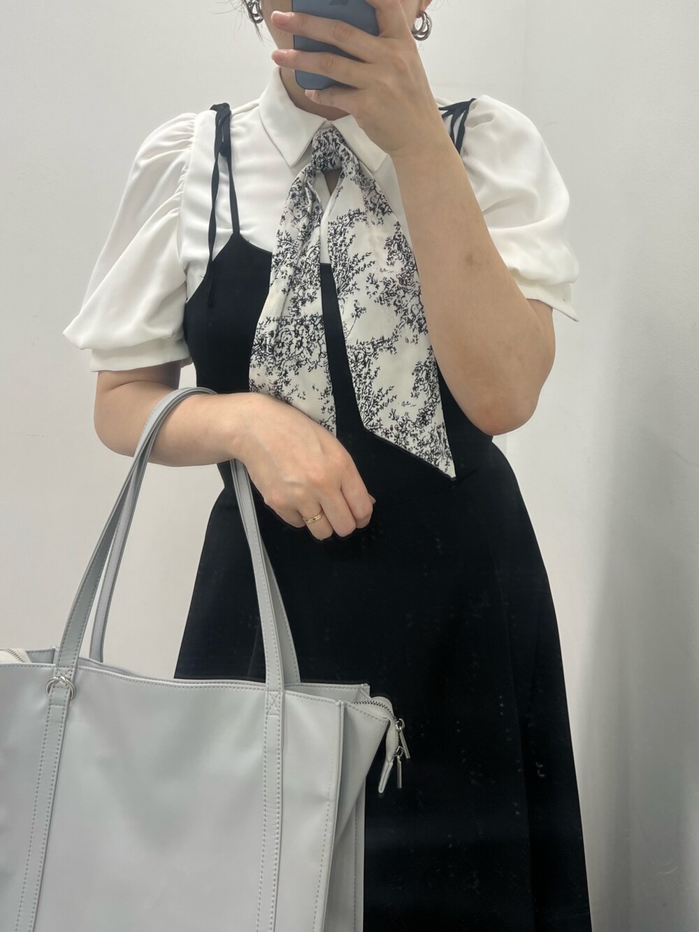 ブラック系のワンピース、グレー系のシャツ/ブラウス、グレー系のトートバッグを着用したレディースの夏コーディネートの2枚目の写真