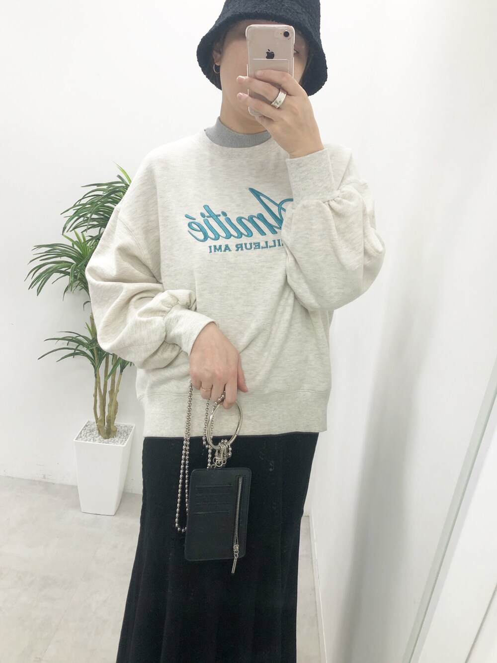 ホワイト系のTシャツ/カットソー、ブラック系のスカート、ブラック系のショルダーバッグを着用したレディースの冬コーディネートの2枚目の写真