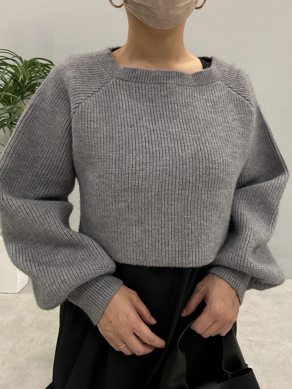 ベージュ系のワンピース、ホワイト系のハンドバッグ、ブラック系のブーツを着用したレディースの秋コーディネートの4枚目の写真