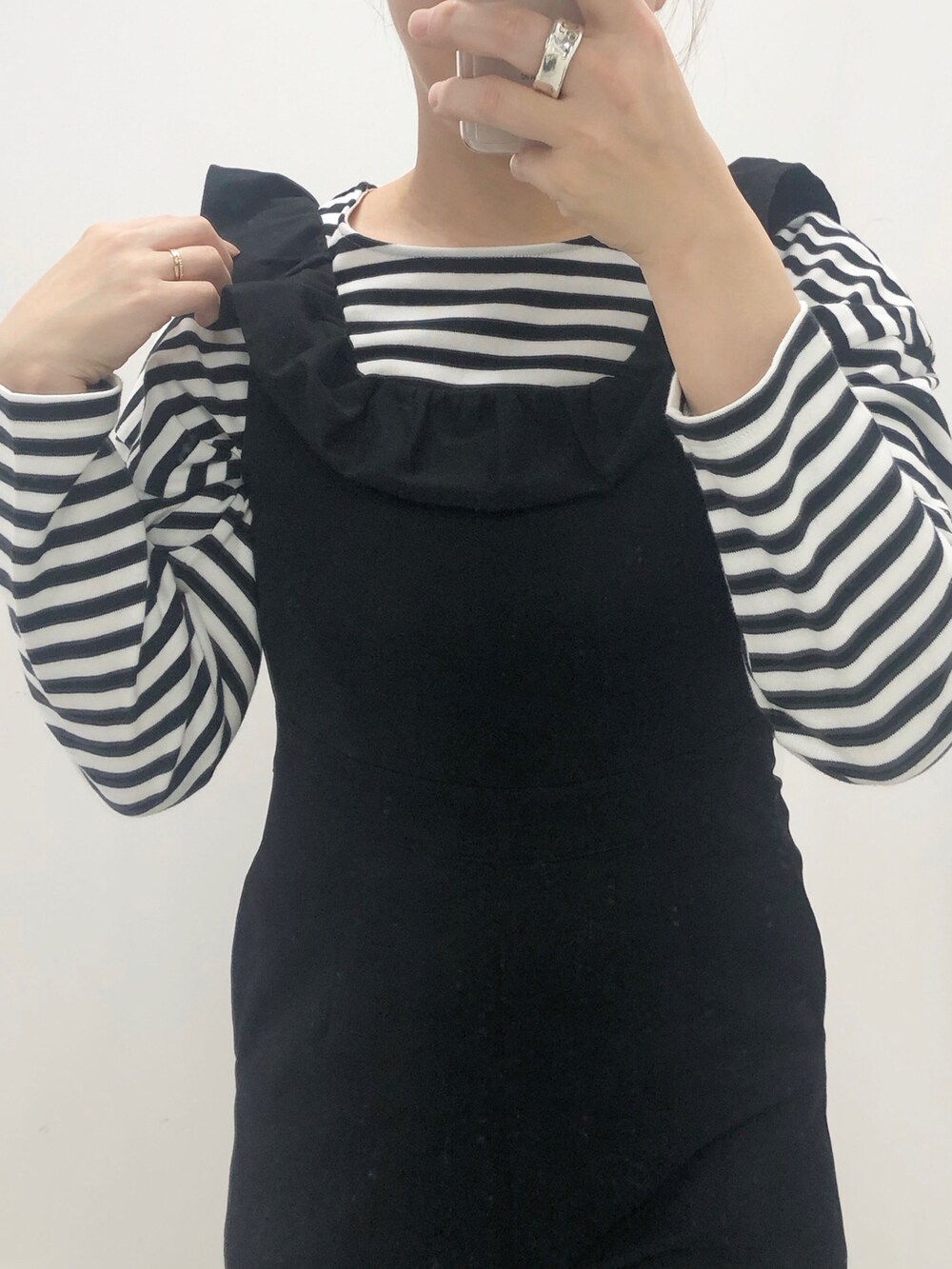 ブラック系のサロペット/オーバーオール、ホワイト系のブーツ、ブルー系のTシャツ/カットソーを着用したレディースの冬コーディネートの2枚目の写真