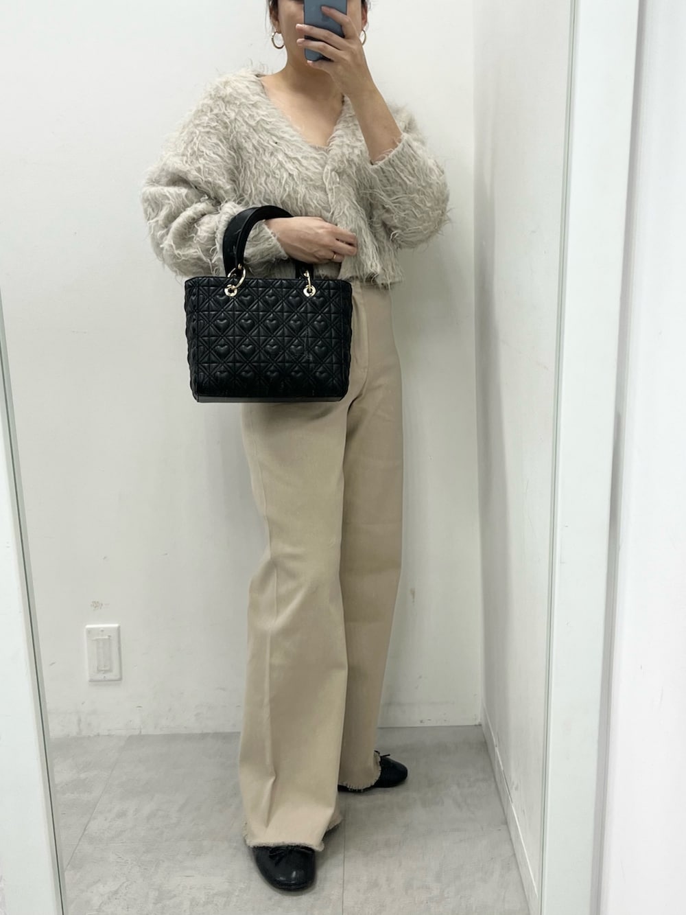 ベージュ系のデニムパンツ、ベージュ系のカーディガン/ボレロ、ベージュ系のキャミソールを着用したレディースの秋コーディネートの2枚目の写真