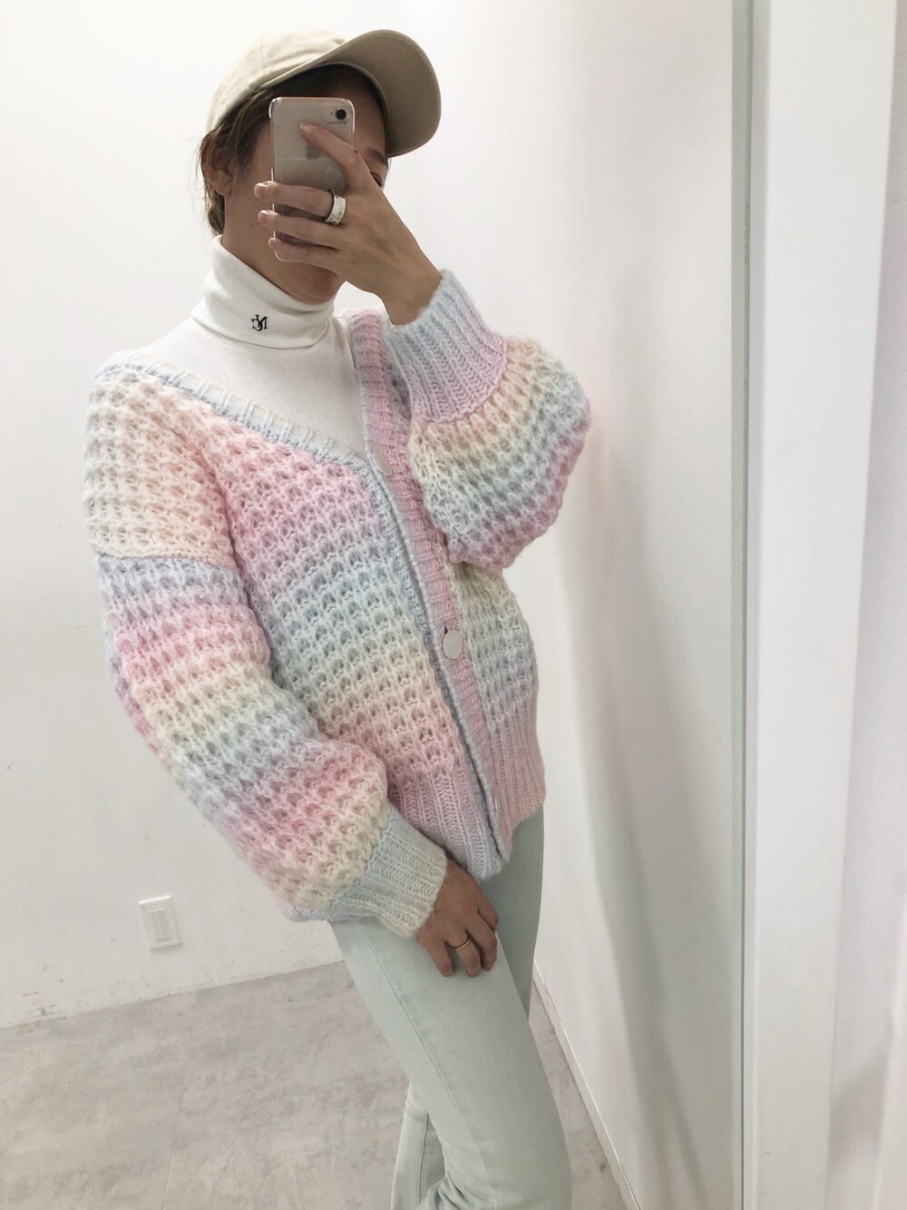 ピンク系のカーディガン/ボレロ、ブルー系のデニムパンツ、ホワイト系のTシャツ/カットソーを着用したレディースの秋コーディネートの3枚目の写真