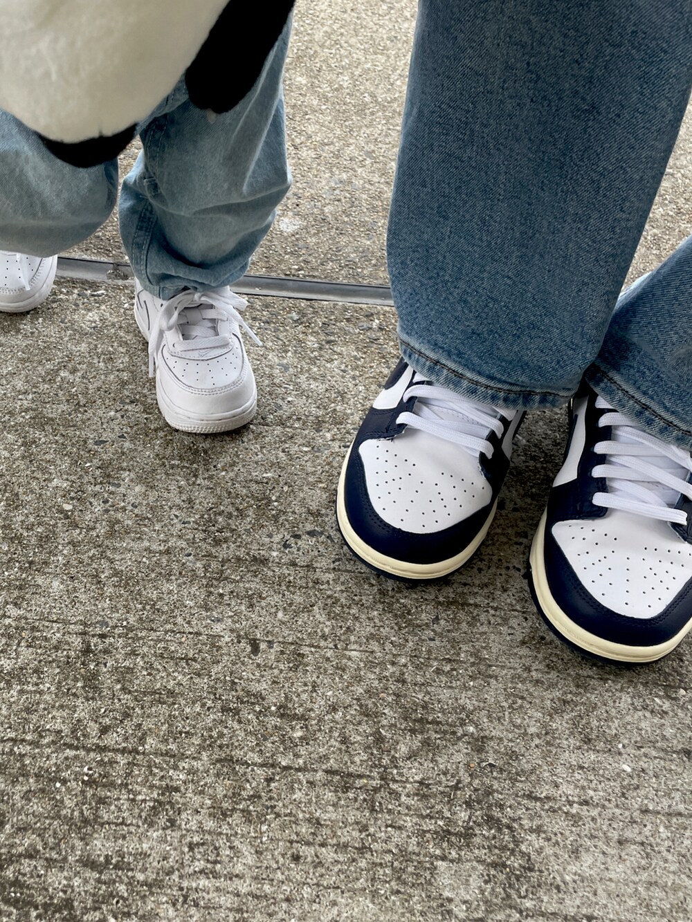 ベージュ系のジャケット/アウター、ブルー系のデニムパンツ、その他のスニーカーを着用したレディースの冬コーディネートの2枚目の写真