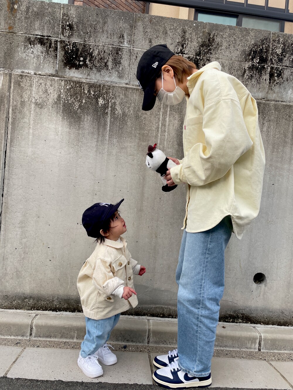 ベージュ系のジャケット/アウター、ブルー系のデニムパンツ、その他のスニーカーを着用したレディースの冬コーディネートの3枚目の写真