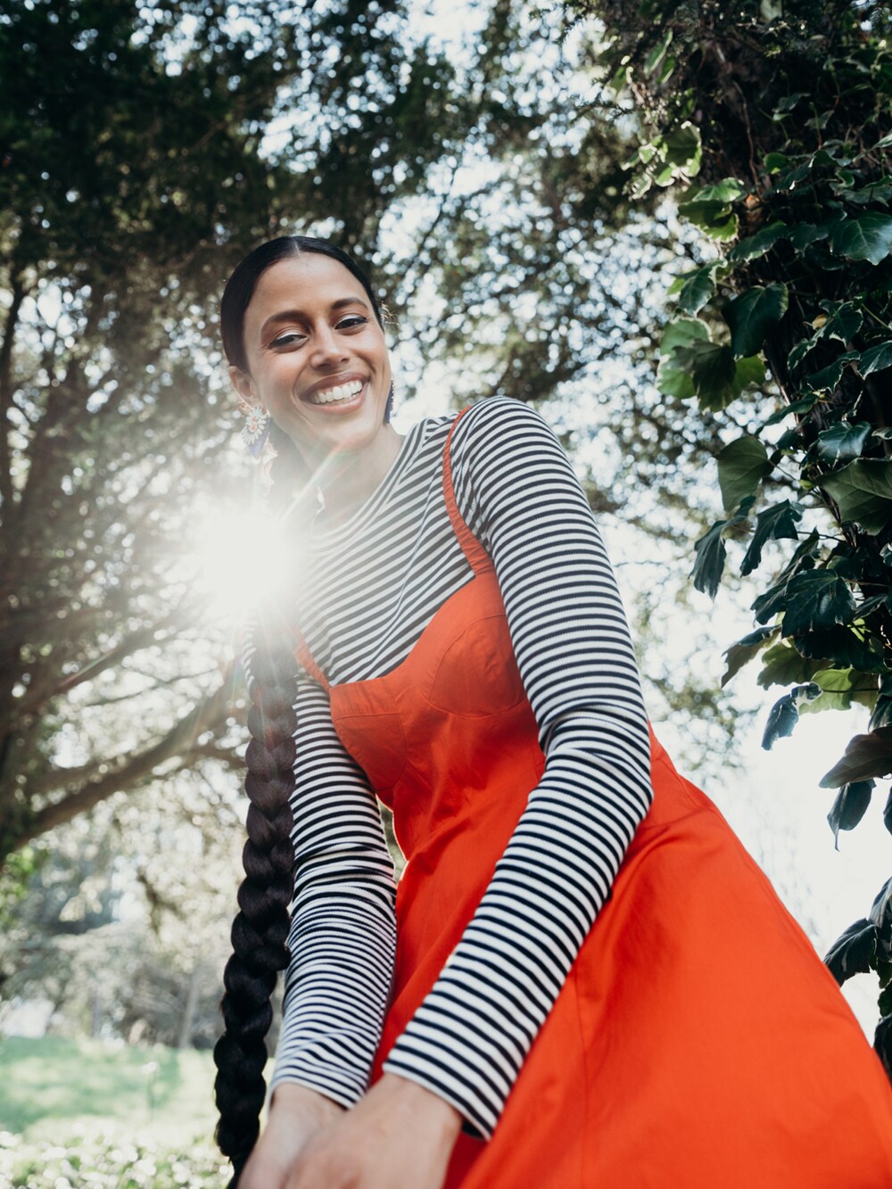 オレンジ系のワンピース/ドレスを着用したレディースの夏コーディネートの2枚目の写真