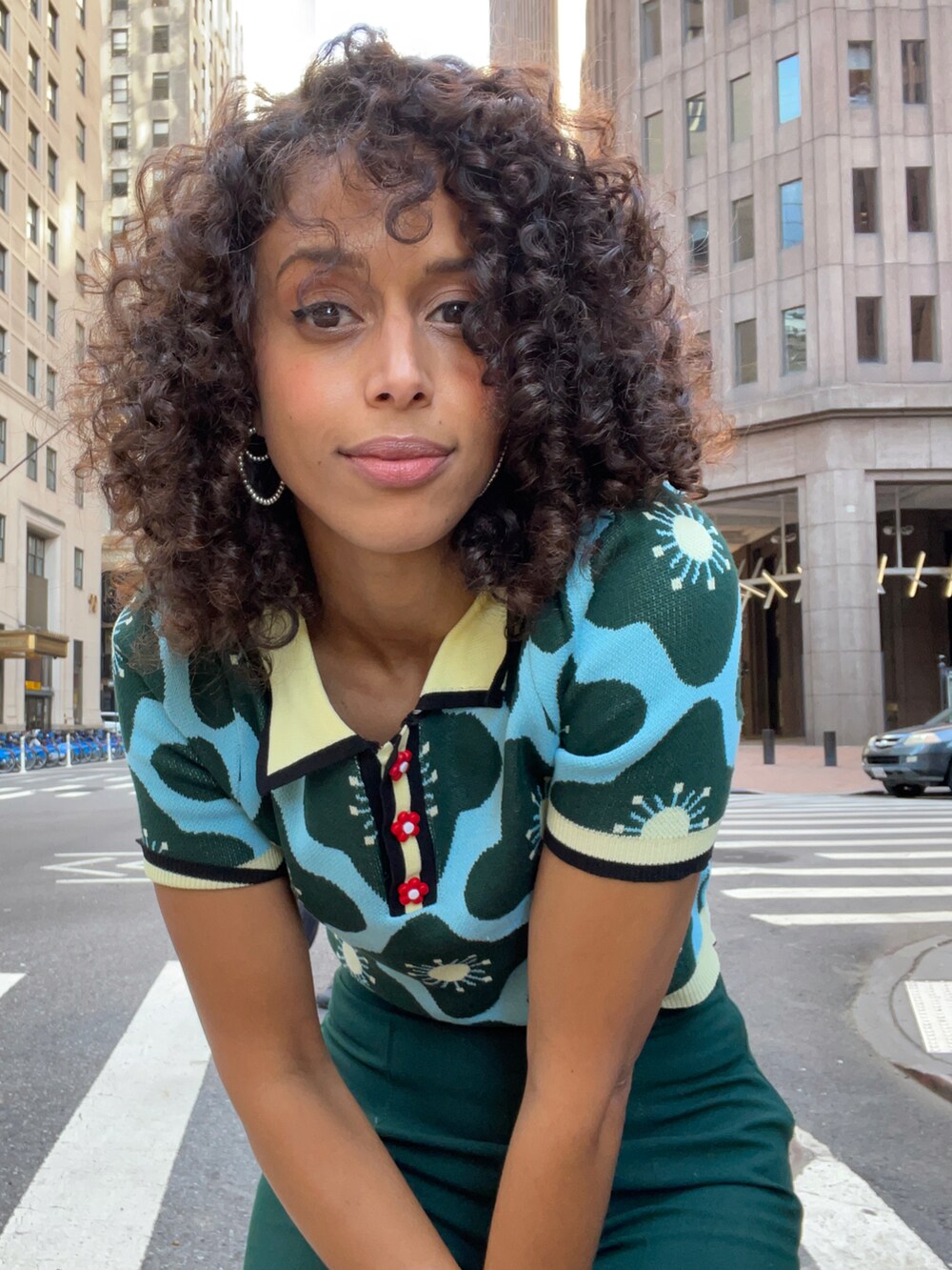 ブラウン系のブーツ、グリーン系のパンツ、その他のトップスを着用したレディースの秋コーディネートの2枚目の写真