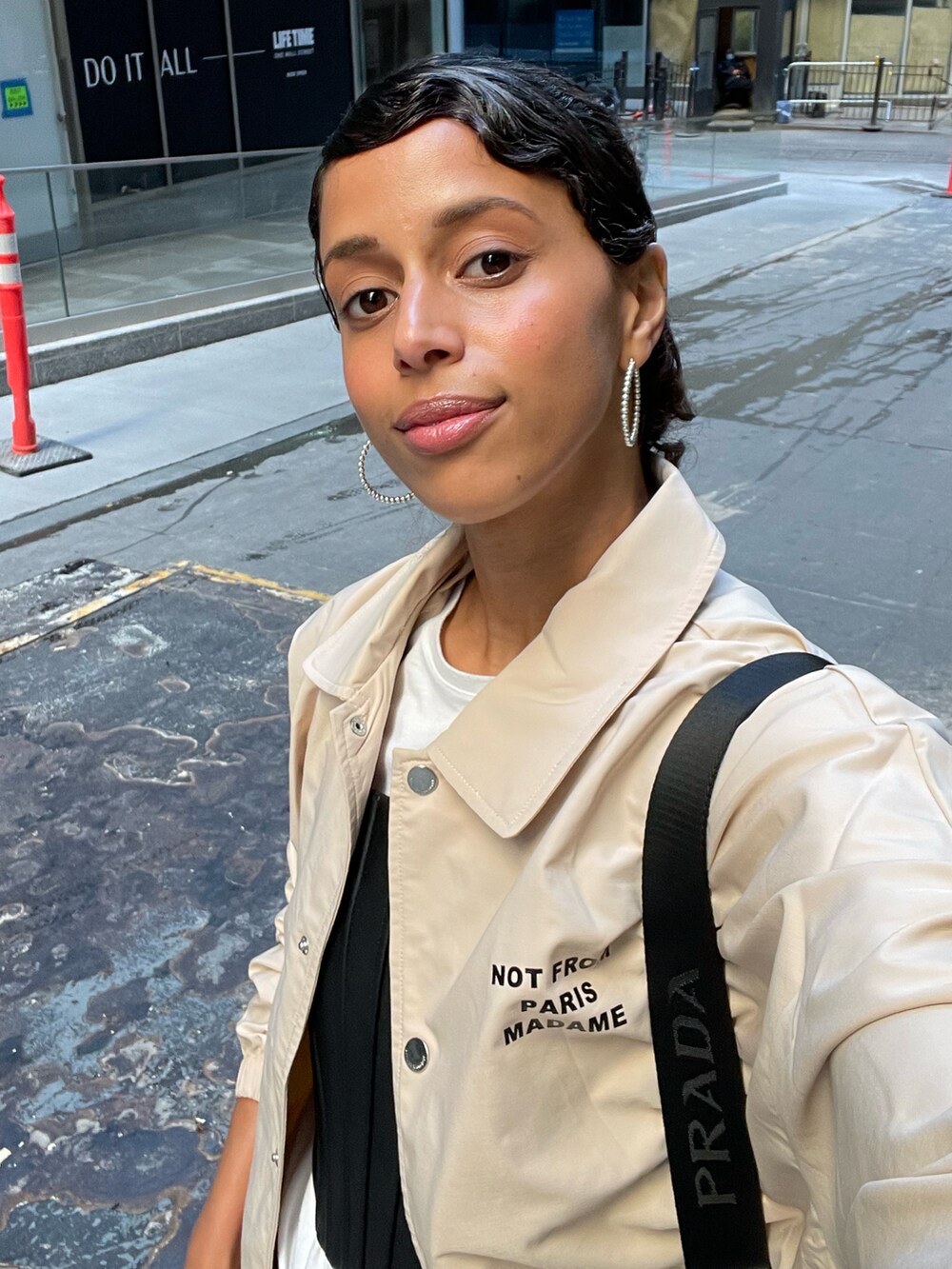 ベージュ系のジャケット/アウター、ホワイト系のスニーカー、ブラック系のトップスを着用したレディースの秋コーディネートの4枚目の写真