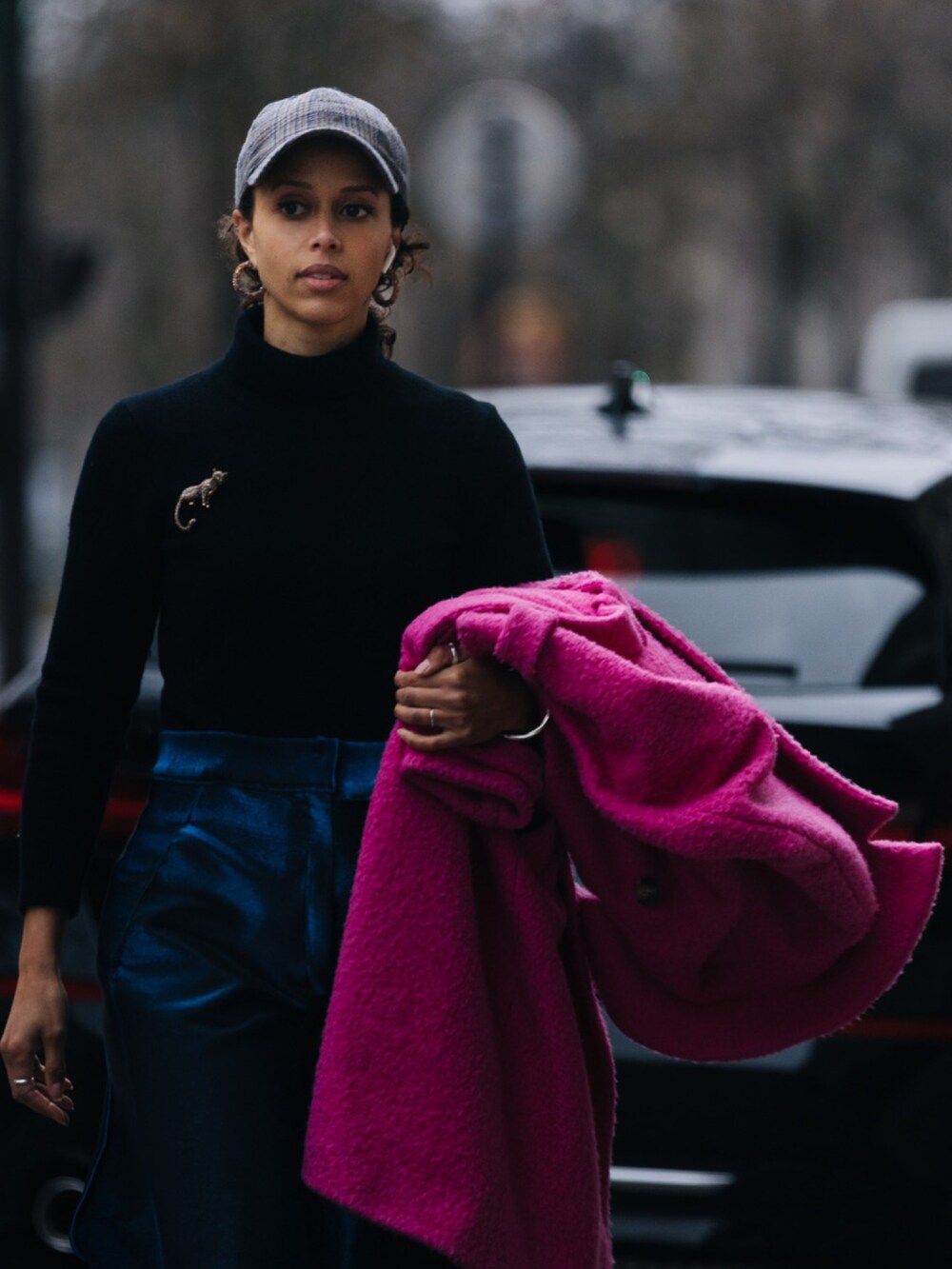 ピンク系のジャケット/アウターを着用したレディースの春コーディネートの2枚目の写真