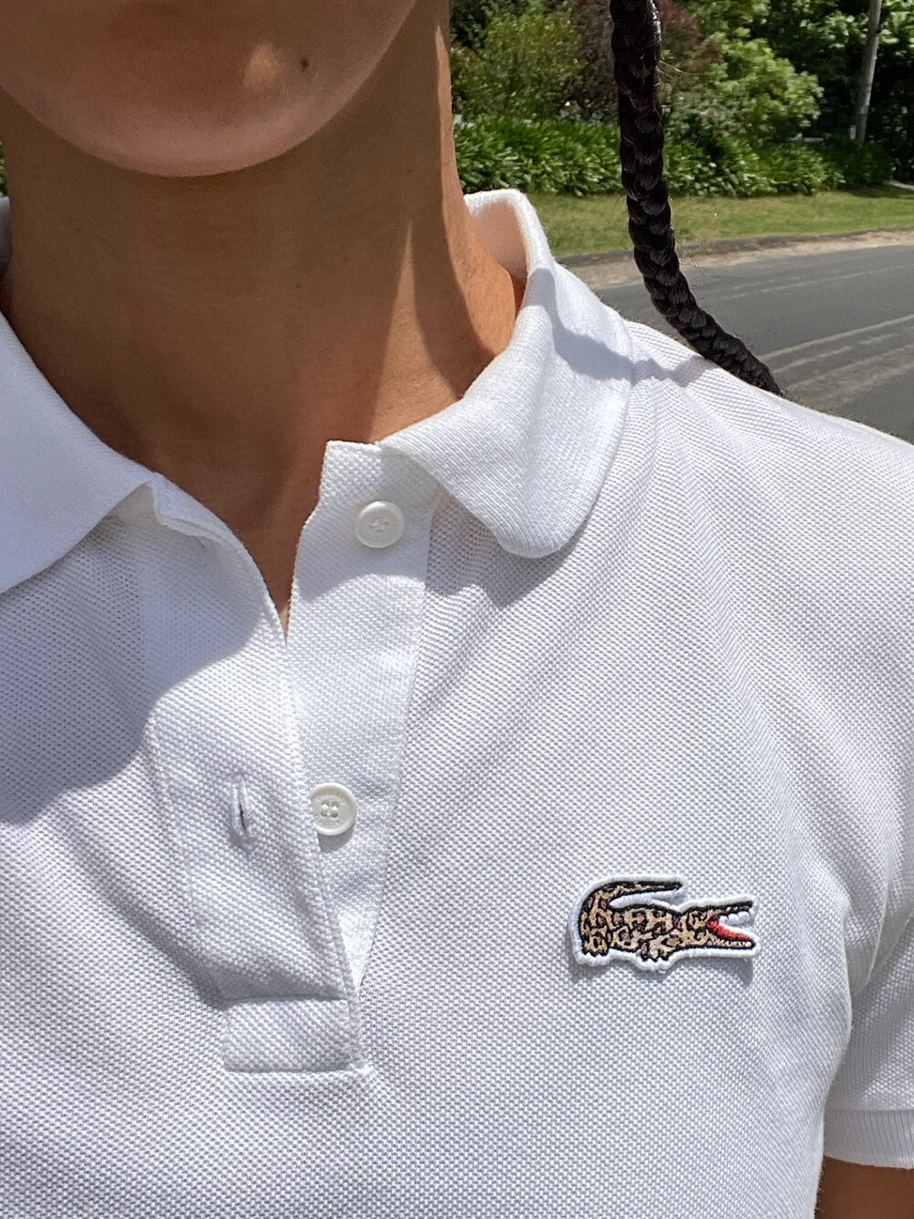 ホワイト系のポロシャツ、その他のその他パンツ、ホワイト系のスニーカーを着用したレディースの冬コーディネートの2枚目の写真