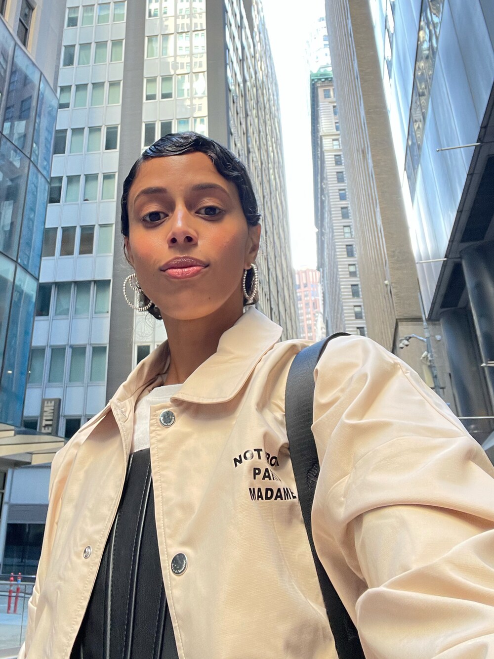 ベージュ系のジャケット/アウター、ホワイト系のスニーカー、ブラック系のトップスを着用したレディースの秋コーディネートの3枚目の写真