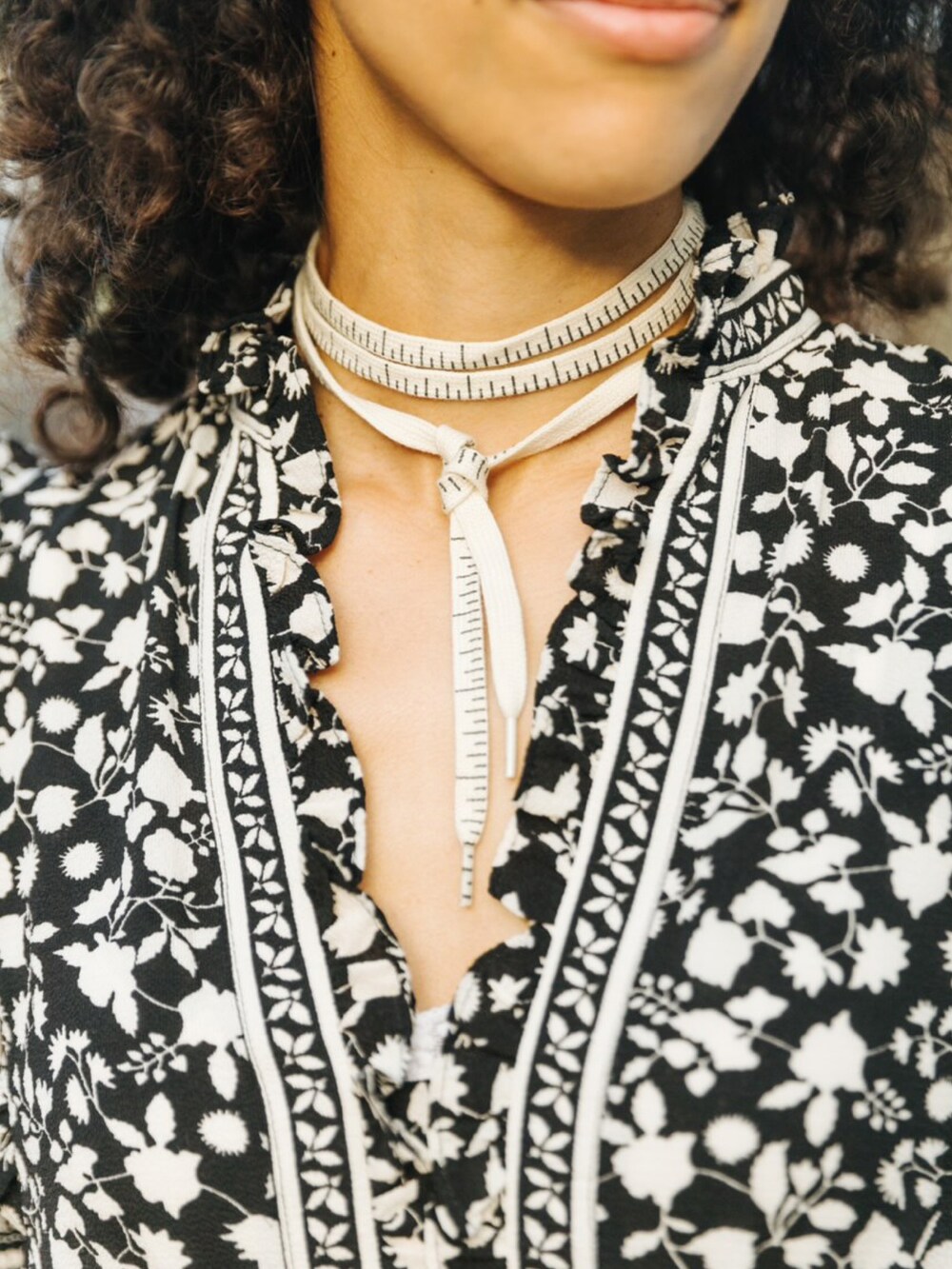 ブラック系のドレス、ブラック系のブーツを着用したレディースの夏コーディネートの2枚目の写真