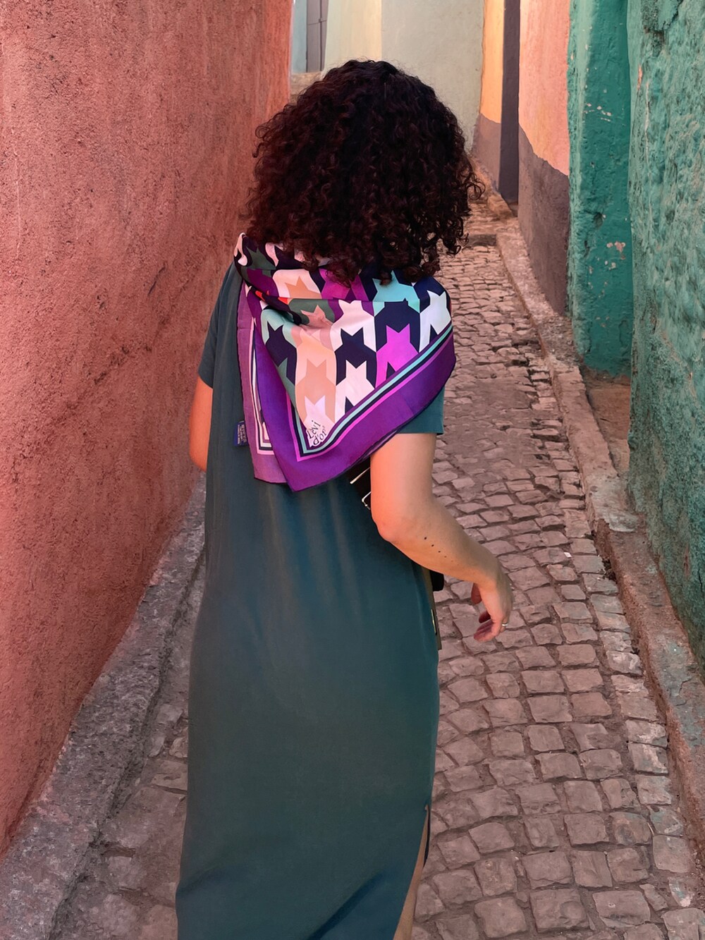 グリーン系のワンピース/ドレス、ホワイト系のスニーカー、その他のストール/ショールを着用したレディースの春コーディネートの2枚目の写真