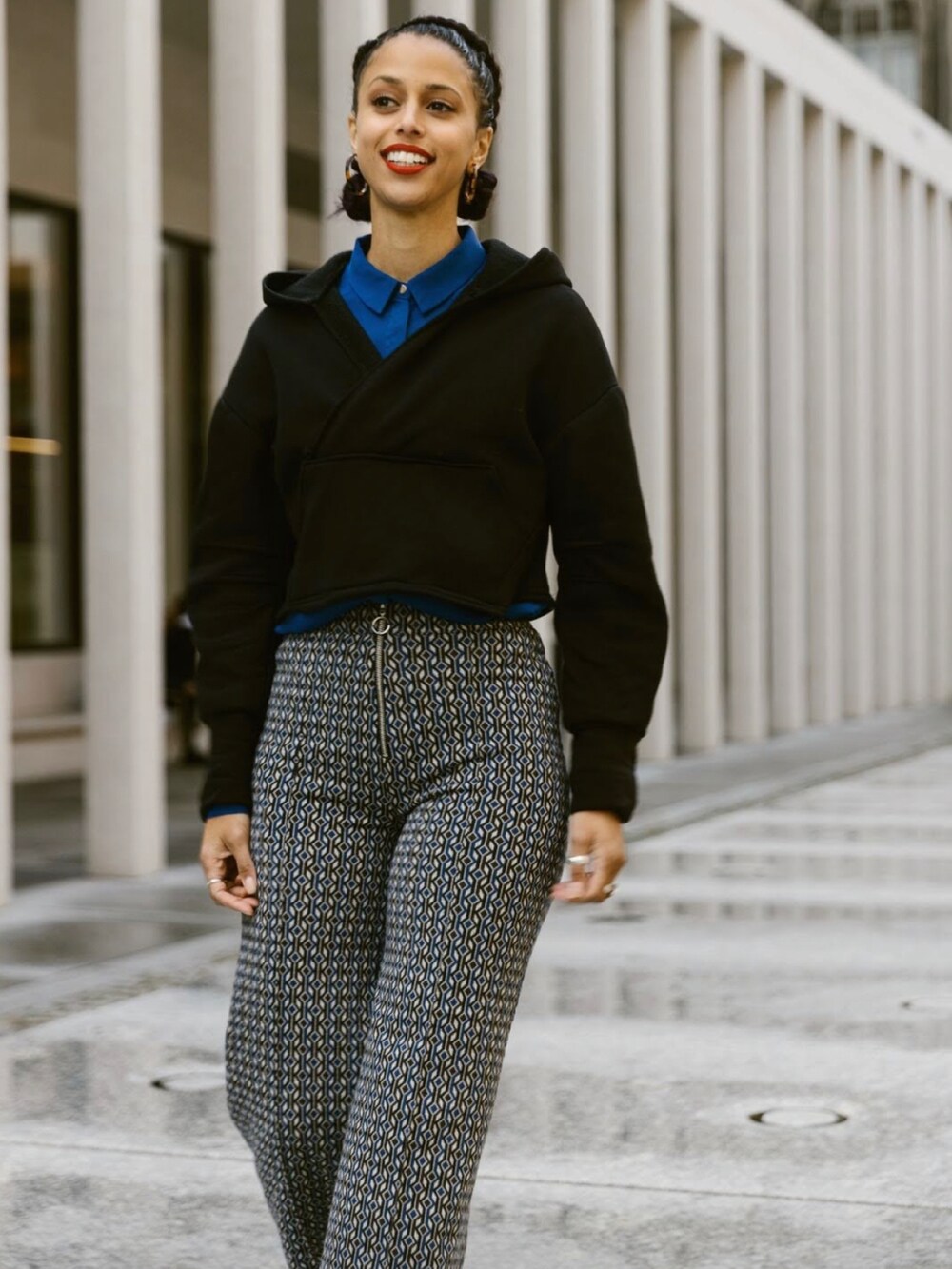 その他のスラックス、ブラック系のスウェット、ベージュ系のブーツを着用したレディースの夏コーディネートの2枚目の写真