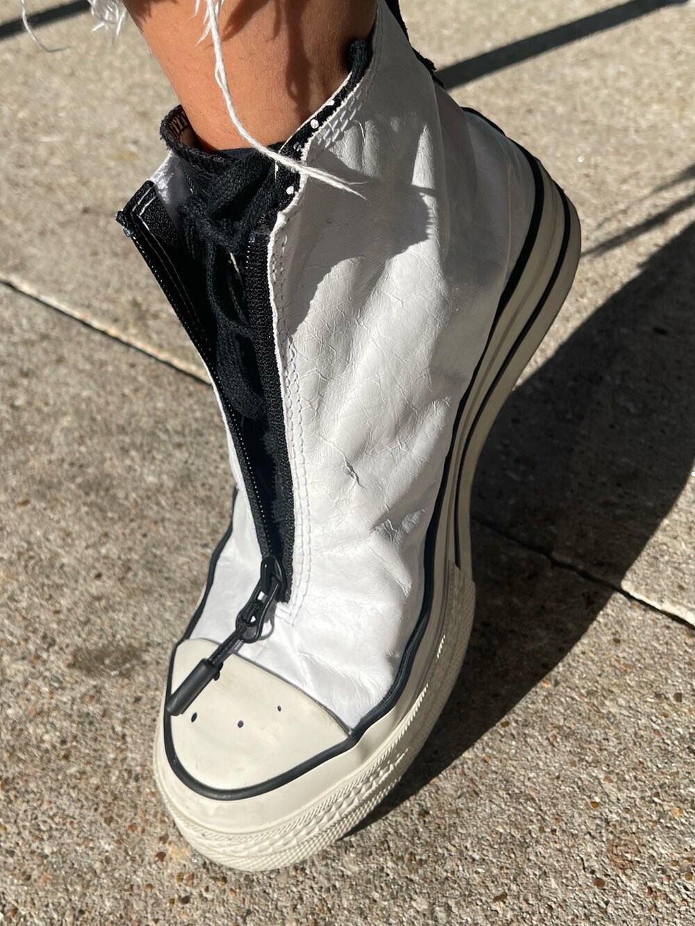 ベージュ系のジャケット/アウター、ホワイト系のスニーカー、ブラック系のトップスを着用したレディースの秋コーディネートの2枚目の写真