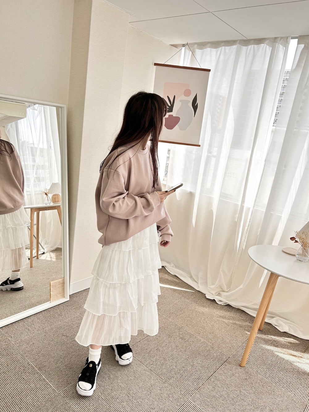 ホワイト系のスカート、ブラック系のサンダル、ホワイト系のカーディガン/ボレロを着用したレディースの夏コーディネートの2枚目の写真