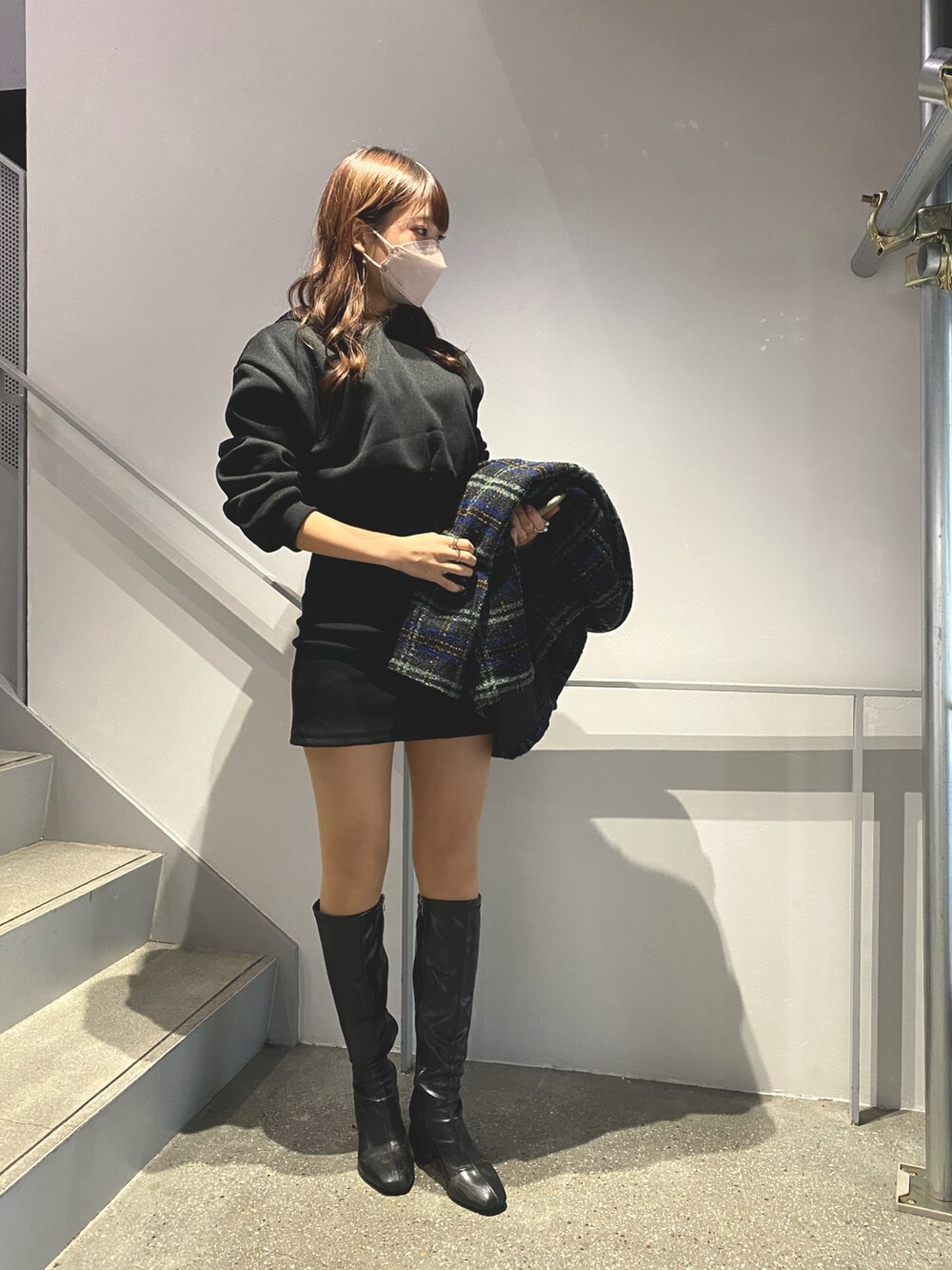 ブラック系のブーツ、ブラック系のワンピースを着用したレディースの春コーディネートの2枚目の写真