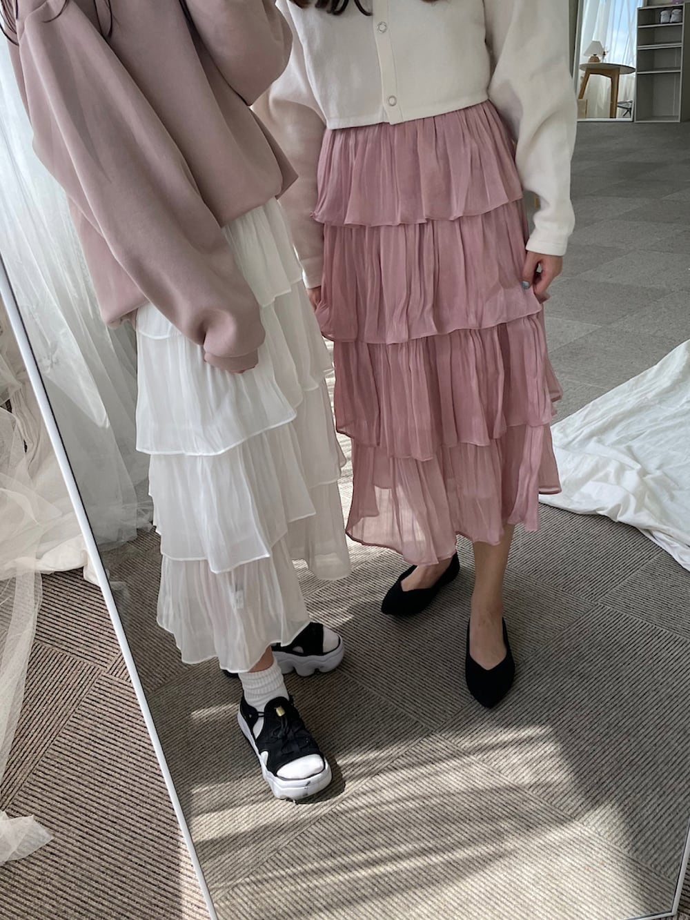 ホワイト系のスカート、ブラック系のサンダル、ホワイト系のカーディガン/ボレロを着用したレディースの夏コーディネートの4枚目の写真