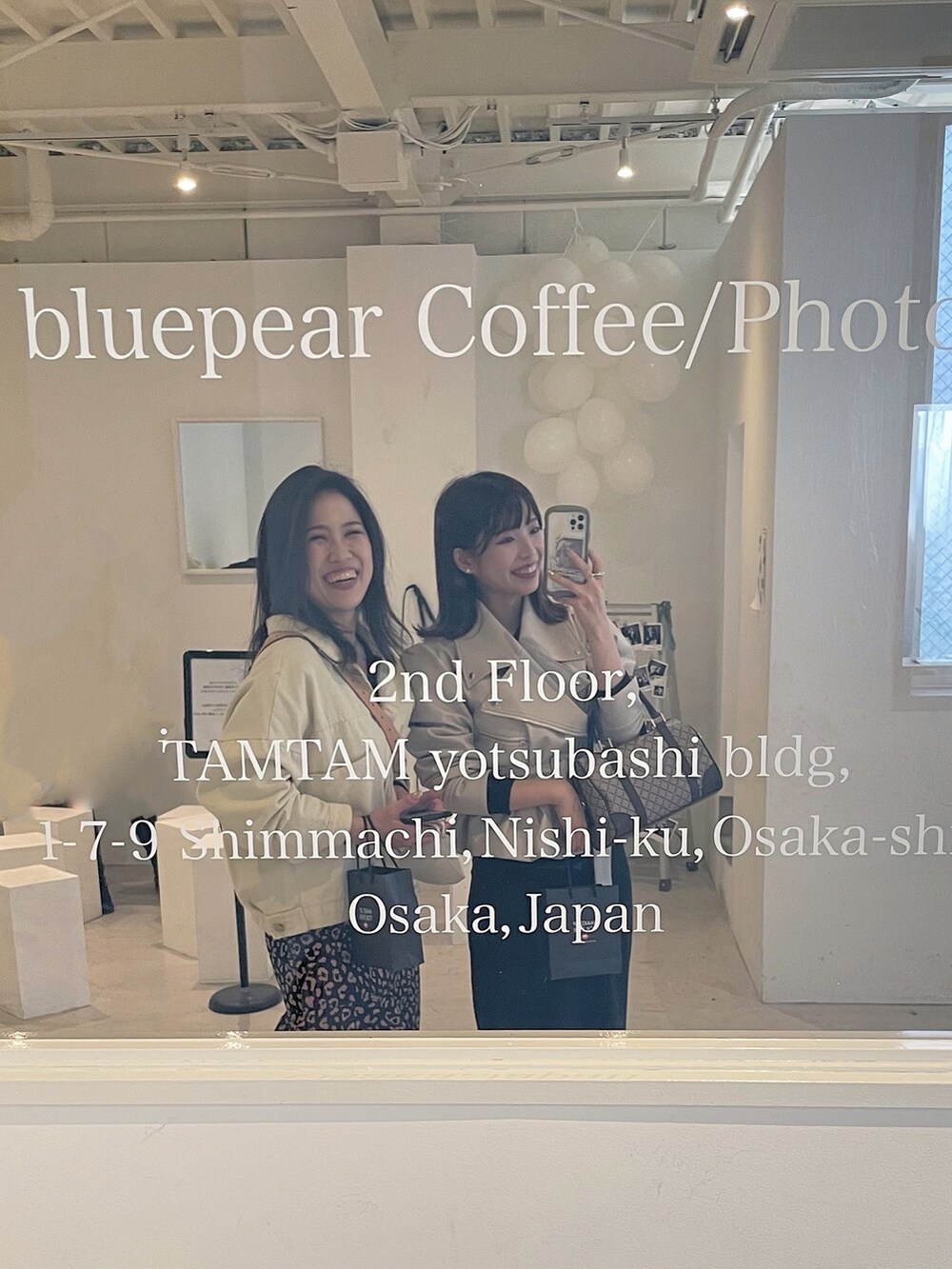 ベージュ系のライダースジャケット、ブラック系のニット/セーター、ブラック系のスカートを着用したレディースの春コーディネートの2枚目の写真