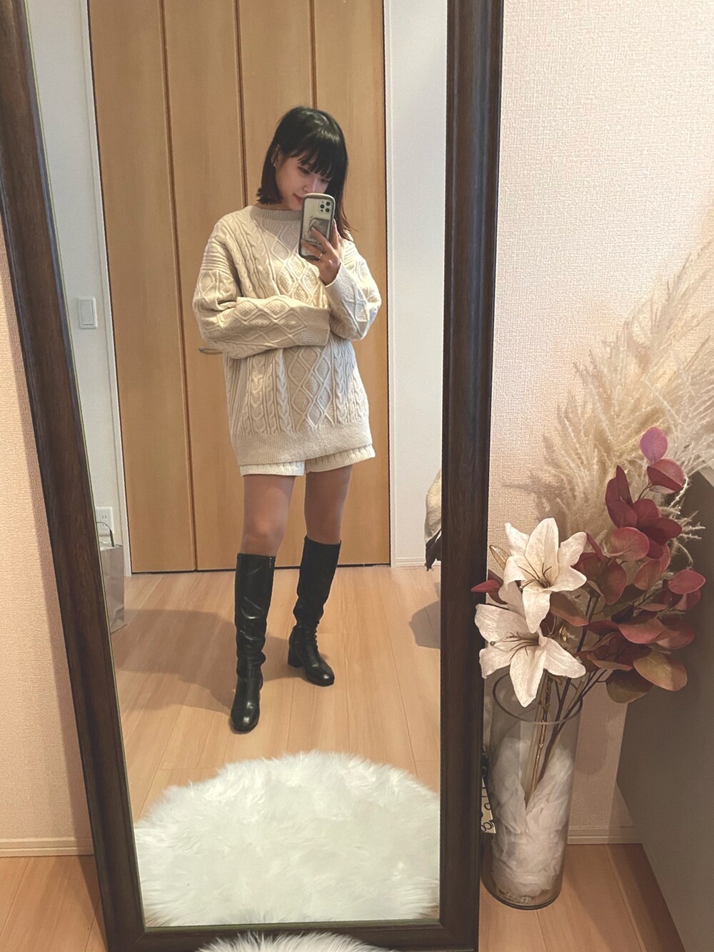 ホワイト系のニット/セーター、ブラック系のブーツ、ブラウン系のその他アウターを着用したレディースの冬コーディネートの2枚目の写真