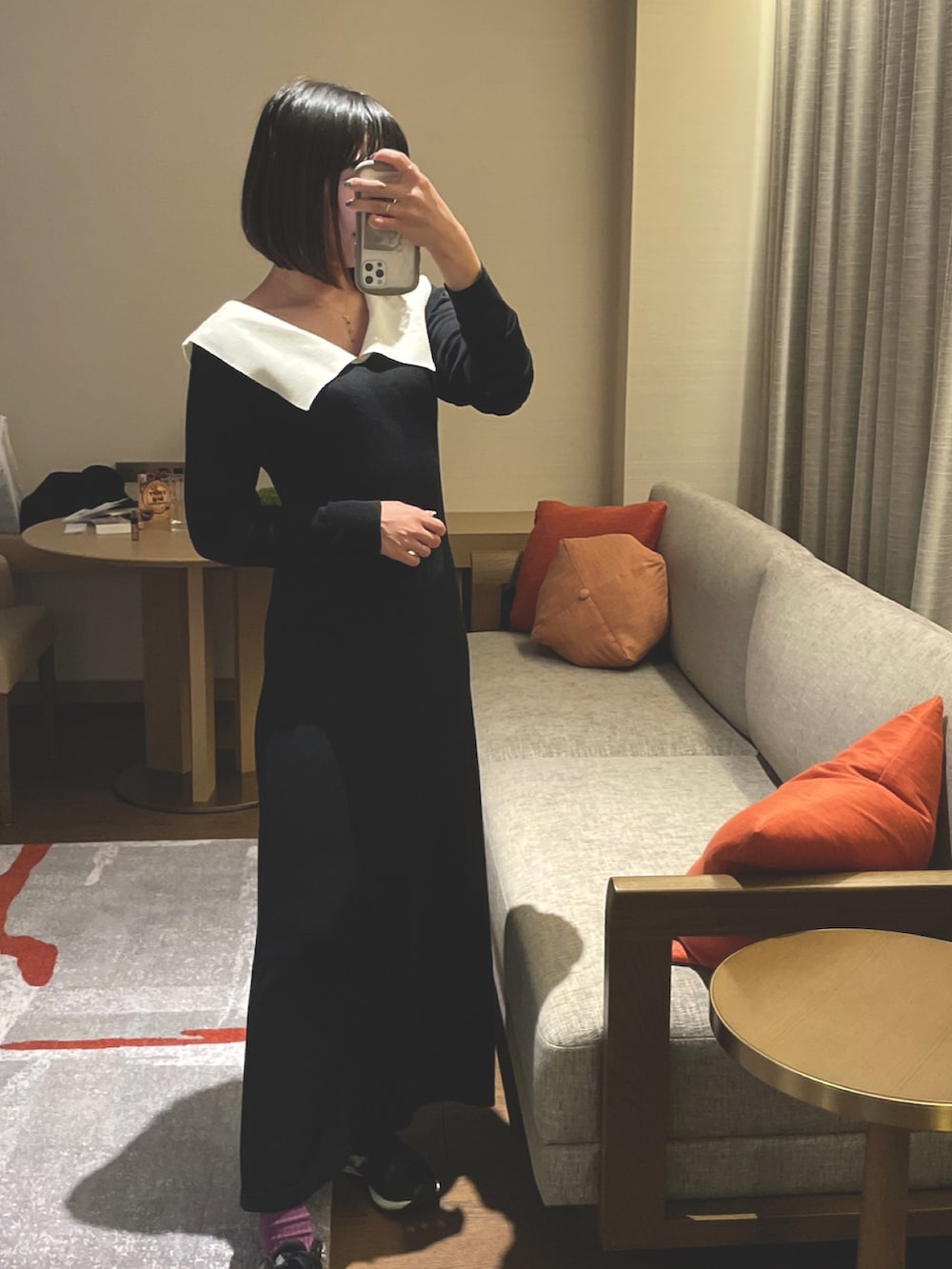 ベージュ系のジャケット/アウター、ブラック系のワンピース、ブラック系のスニーカーを着用したレディースの秋コーディネートの2枚目の写真