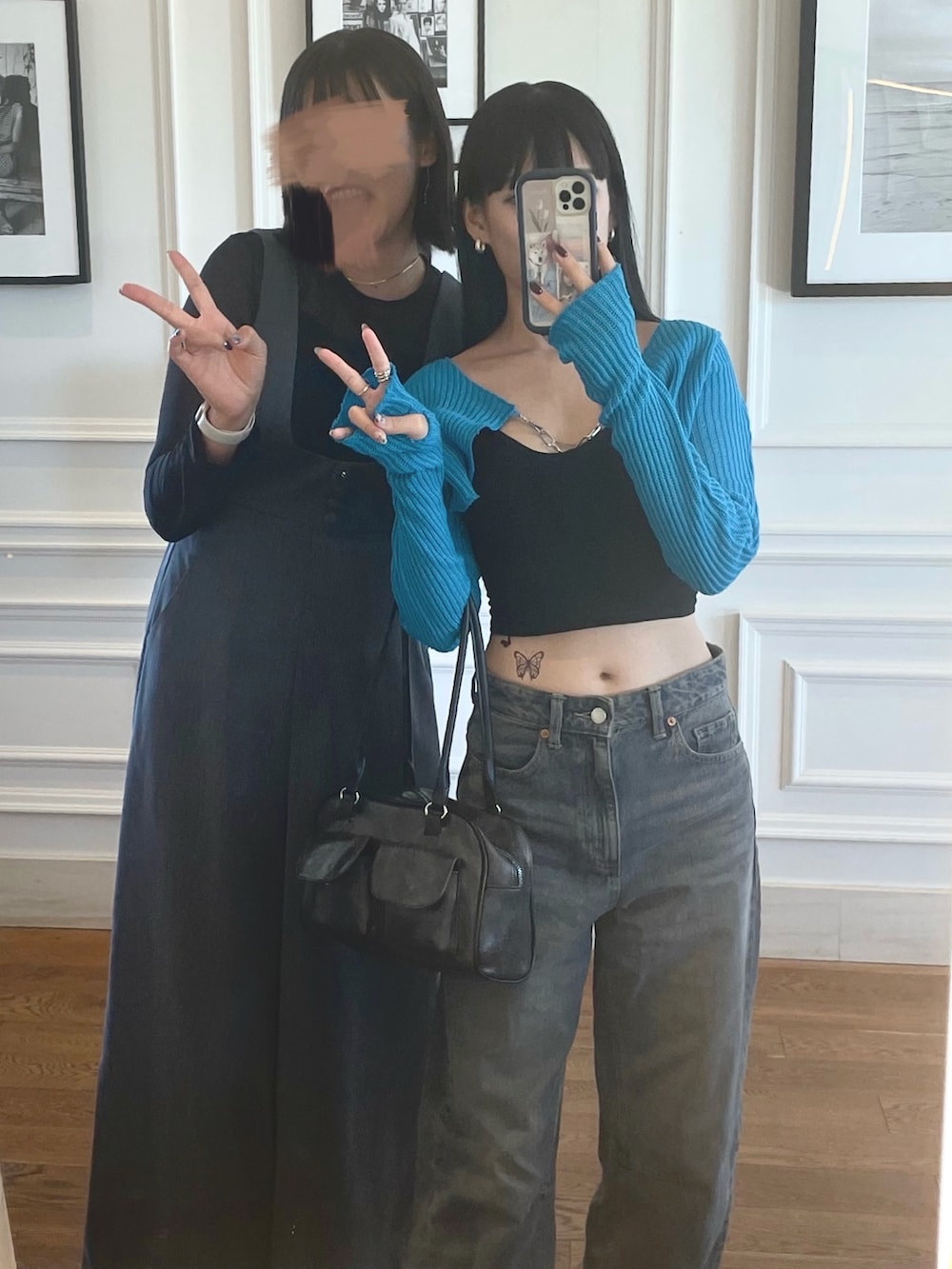 ブルー系のデニムパンツ、ブラック系のブーツ、ブルー系のカーディガン/ボレロを着用したレディースの冬コーディネートの2枚目の写真