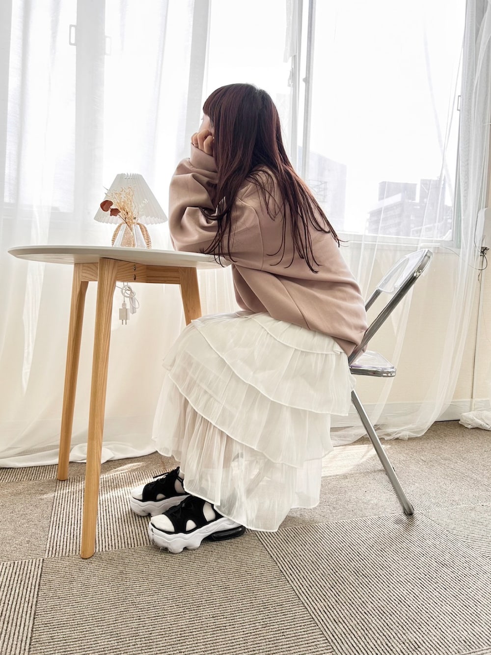 ホワイト系のスカート、ブラック系のサンダル、ホワイト系のカーディガン/ボレロを着用したレディースの夏コーディネートの3枚目の写真