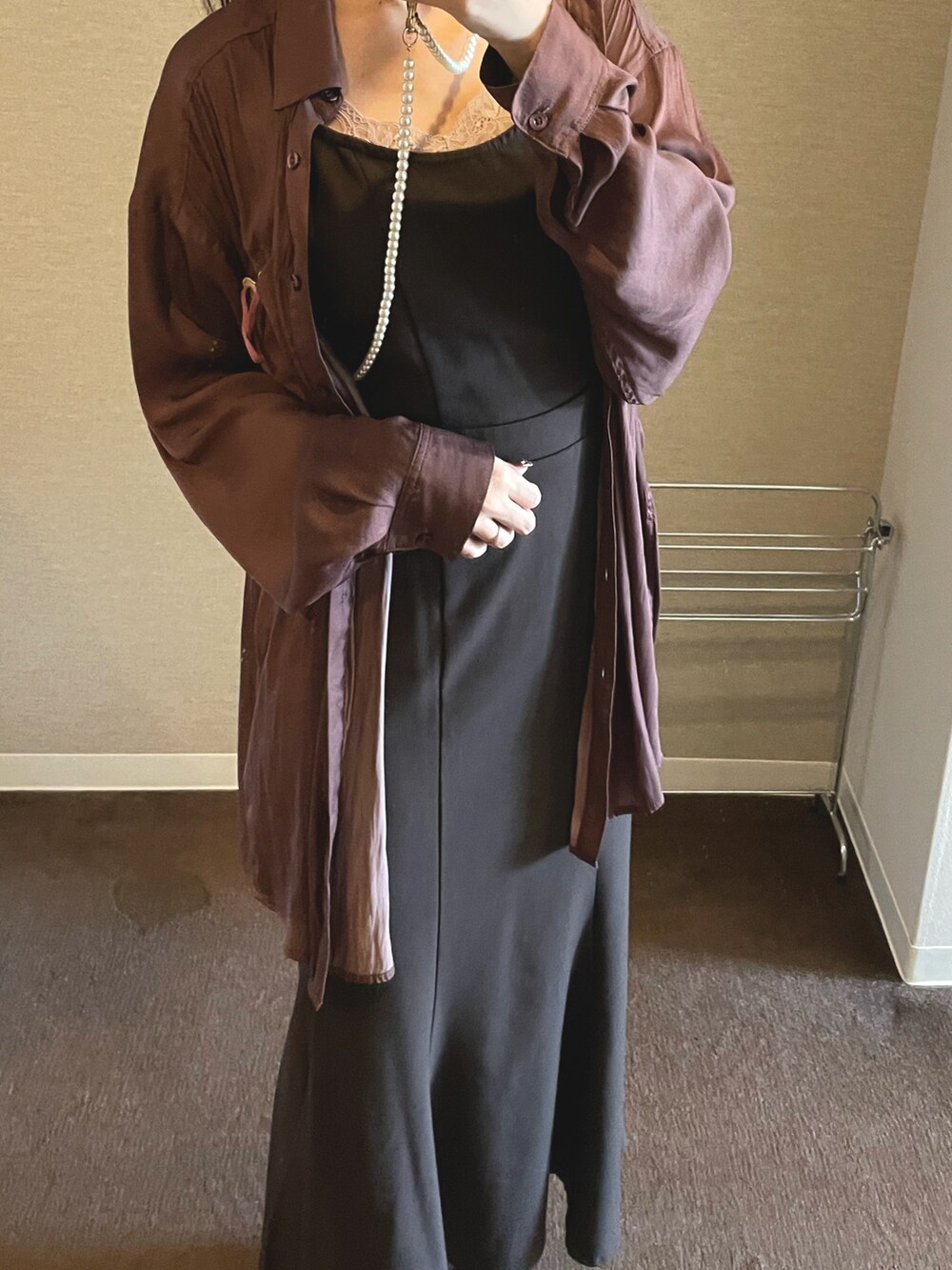 ブラウン系のシャツ/ブラウス、ブラウン系のワンピース、ブラック系のサンダルを着用したレディースの夏コーディネートの2枚目の写真