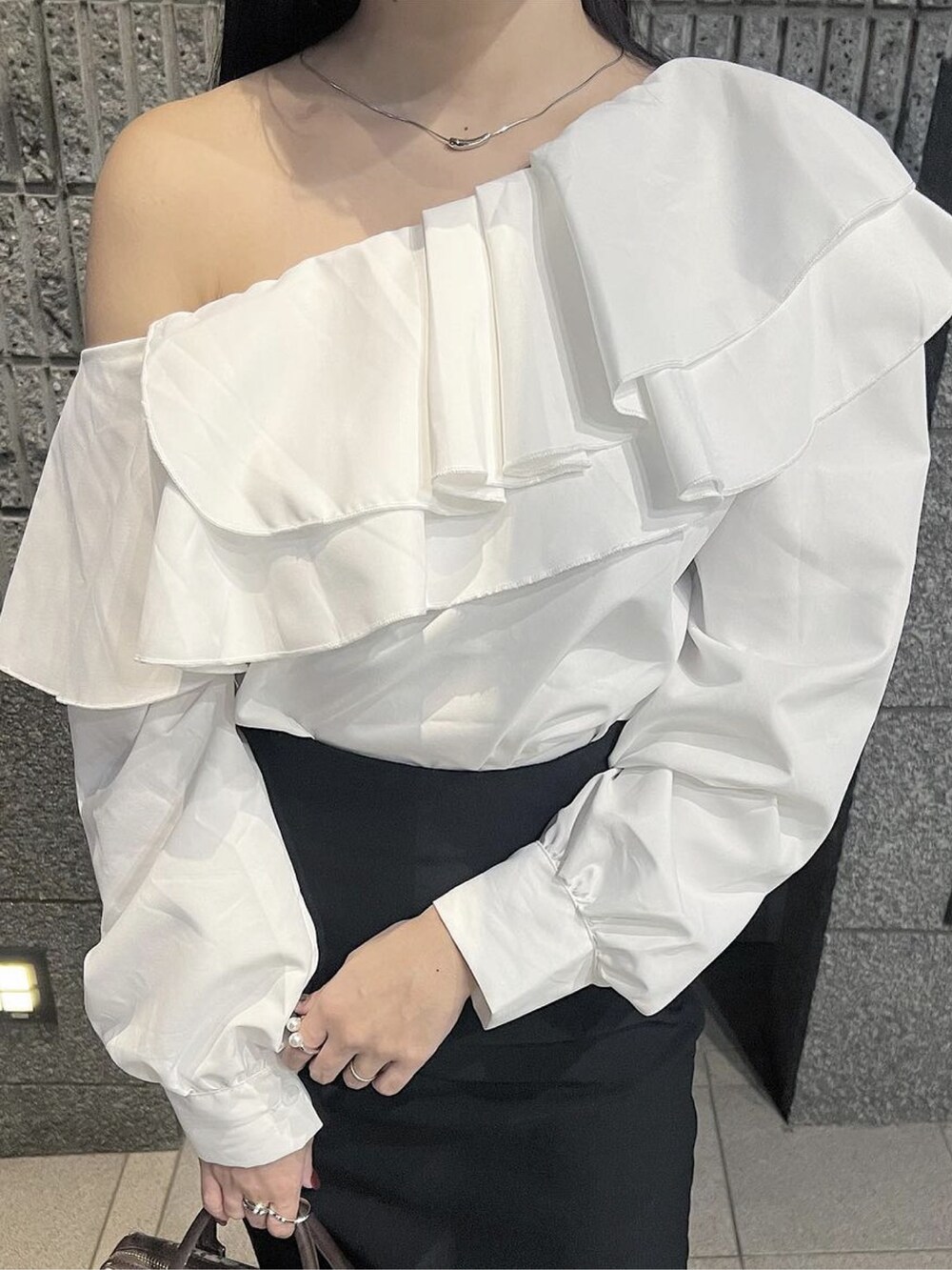 ホワイト系のシャツ/ブラウス、ブラック系のスカート、ブラック系のパンプスを着用したレディースの秋コーディネートの3枚目の写真