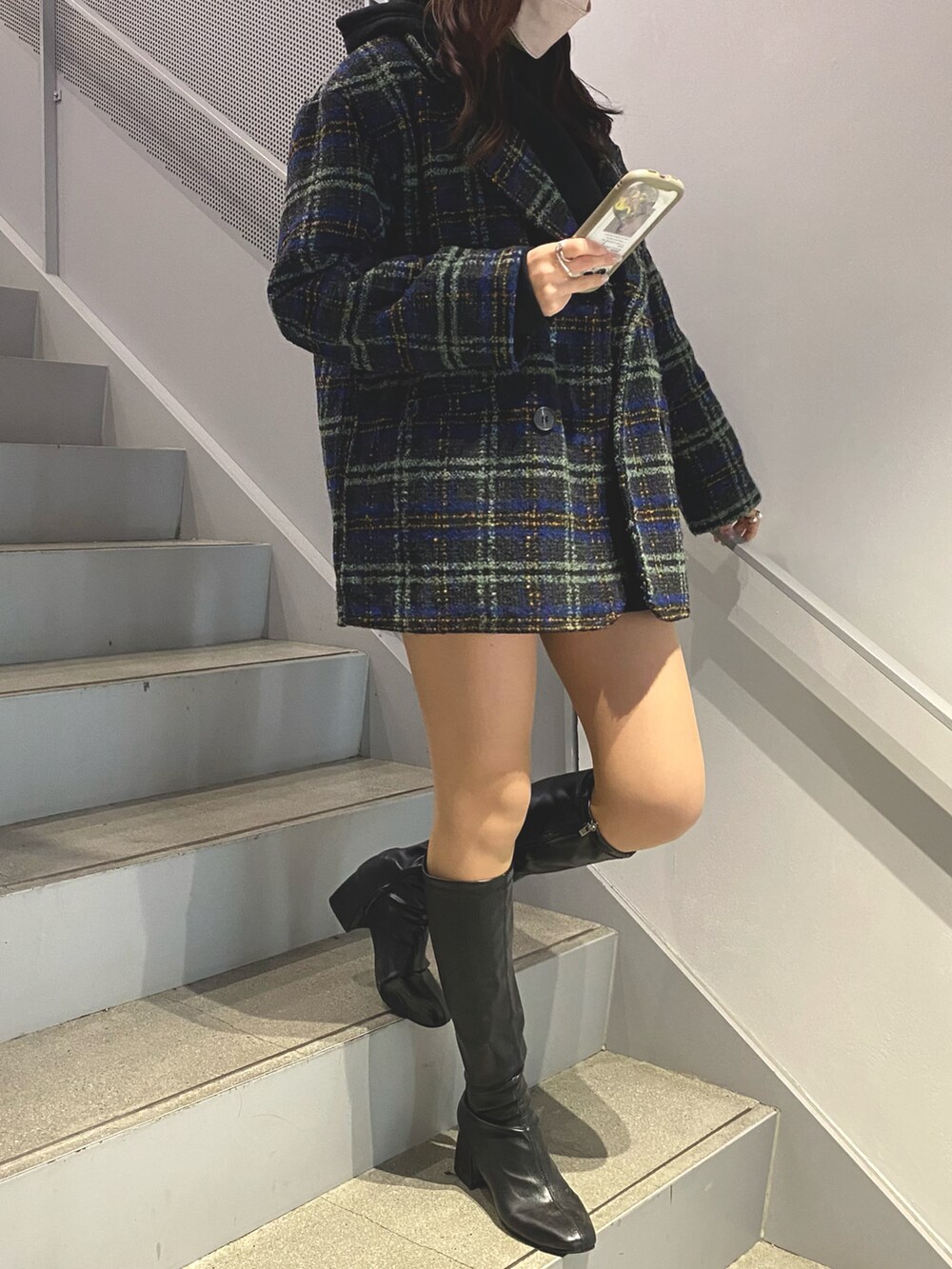 ブラック系のブーツ、ブラック系のワンピースを着用したレディースの春コーディネートの3枚目の写真